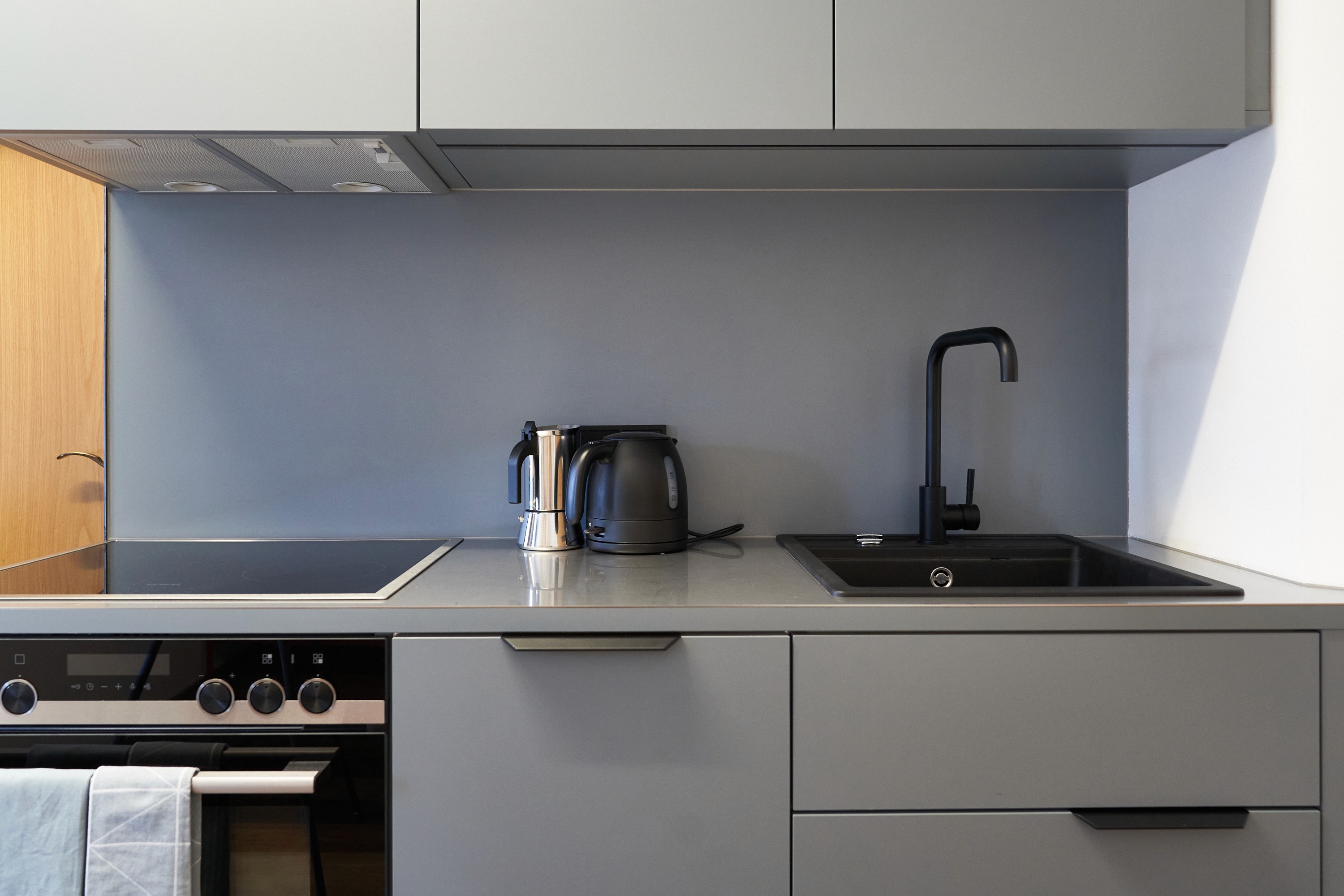 küche mit teekocher und bialetti