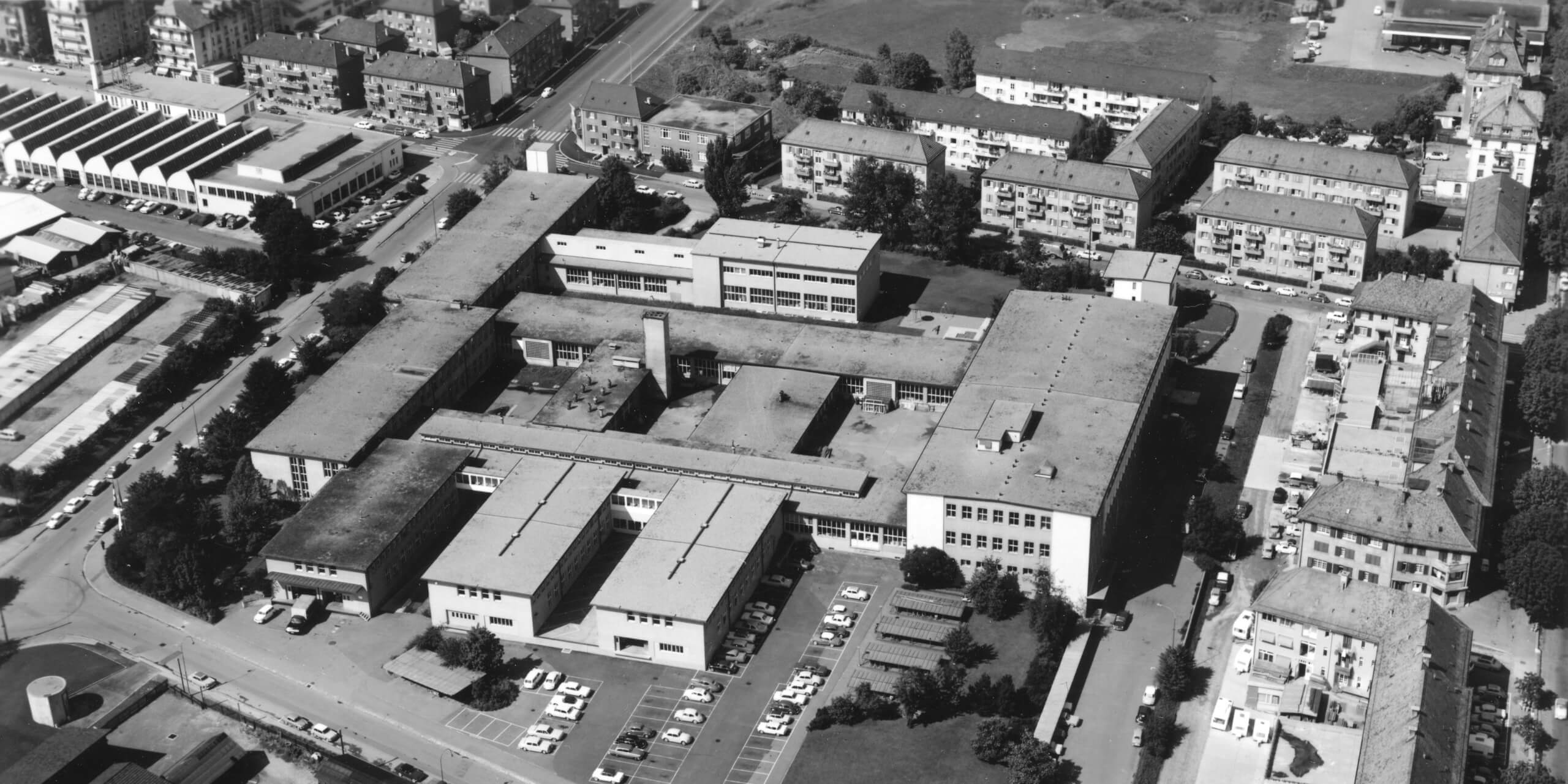 Historische Luftaufnahme der ehemaligen Industrie- und Werkhallen an der Freihofstrasse in Zürich-Altstetten, auf deren Areal heute der ALTO-Tower und die Stadtloggia entstanden sind.