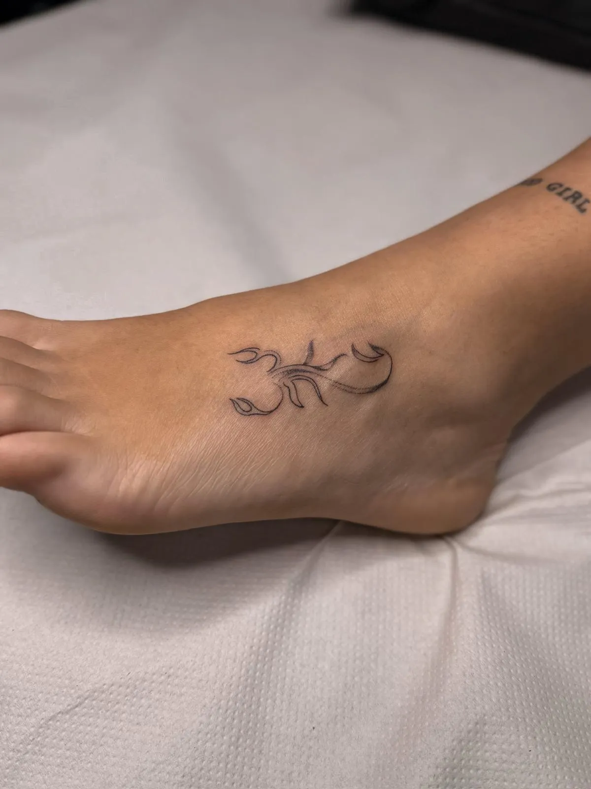 Tatuaje fine line minimalista en Móstoles
