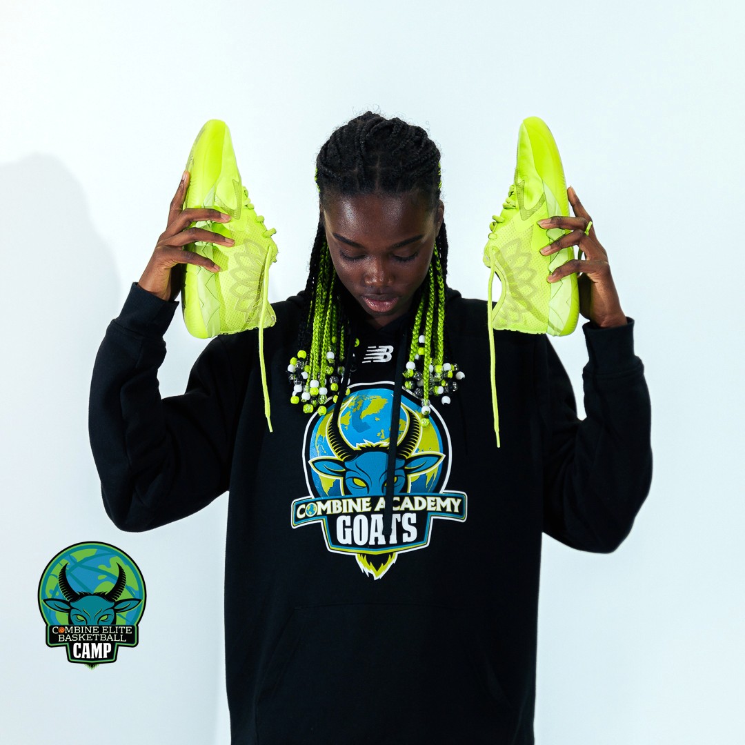 Jeune joueuse tenant des chaussures de sport jaune‑vert.  