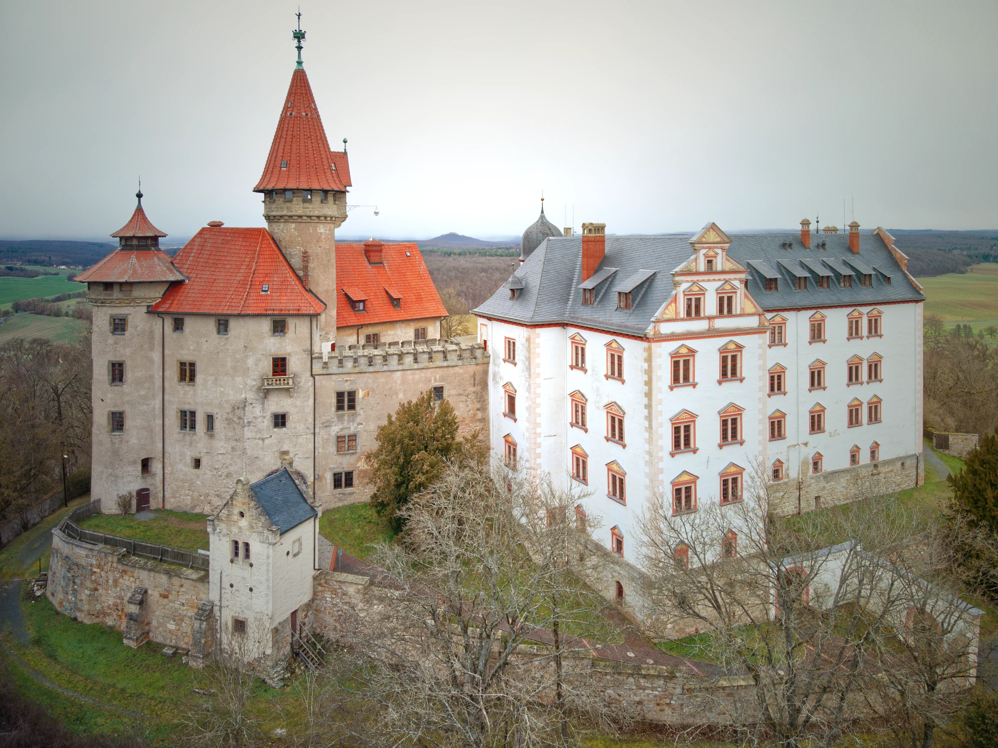 Architekturfotografie der Veste Heldburg mit markanter Hauptfassade, Türmen und historischen Mauern.