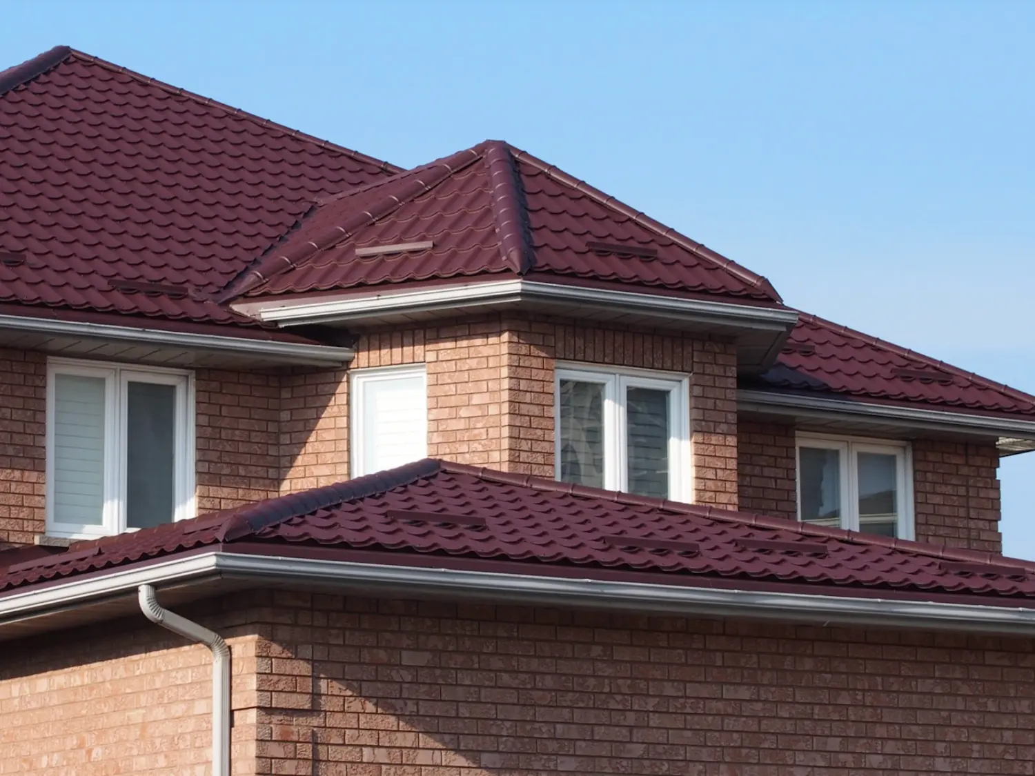 Toiture métallique couleur bordeaux sur résidence familiale — installation professionnelle