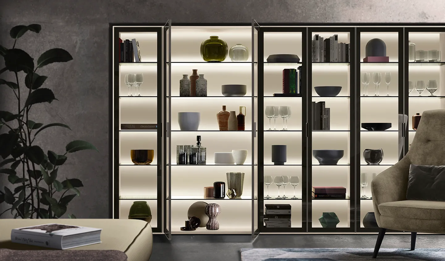 Colombini Casa salon — siyah çerçeveli camlı vitrin ve aydınlatmalı raf sistemi