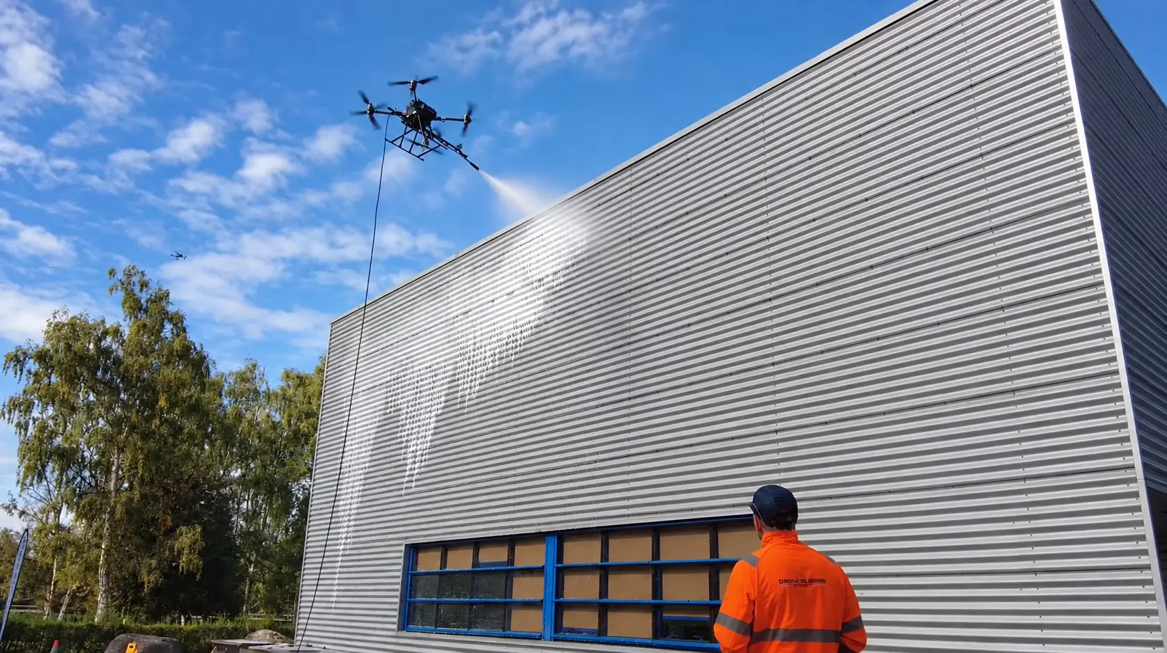 drone qui pulvérise un bardage métallique