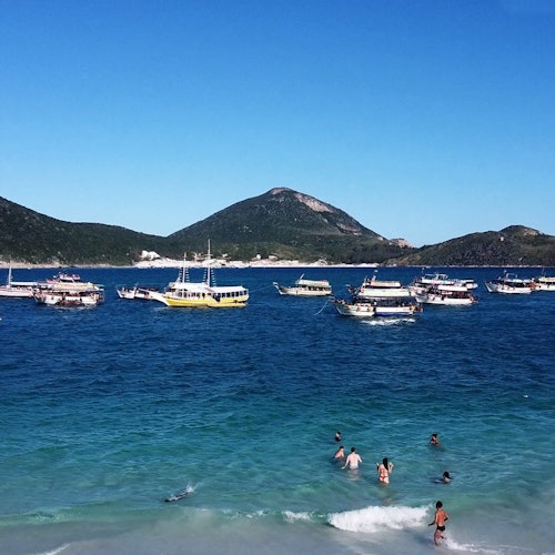 Arraial do Cabo: Tur ghidat cu barca + Transfer dus-întors + Bilete pentru prânz în Rio de Janeiro