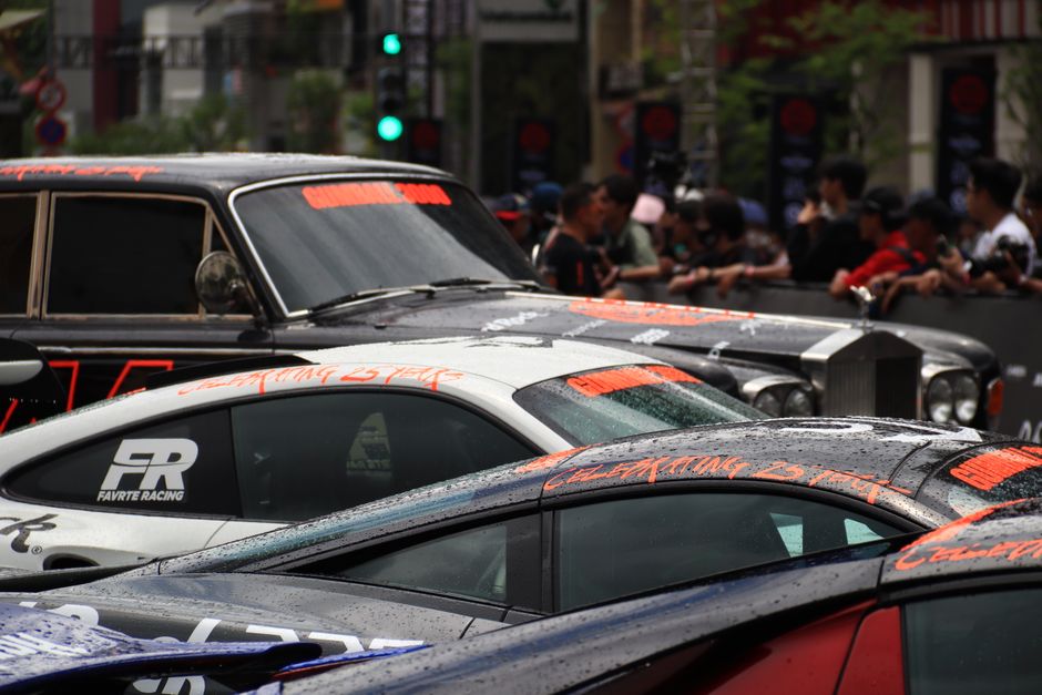 Adesivaço de carros mobiliza o trânsito e atrai multidão na Avenida Lauro Müller em Cruzeiro