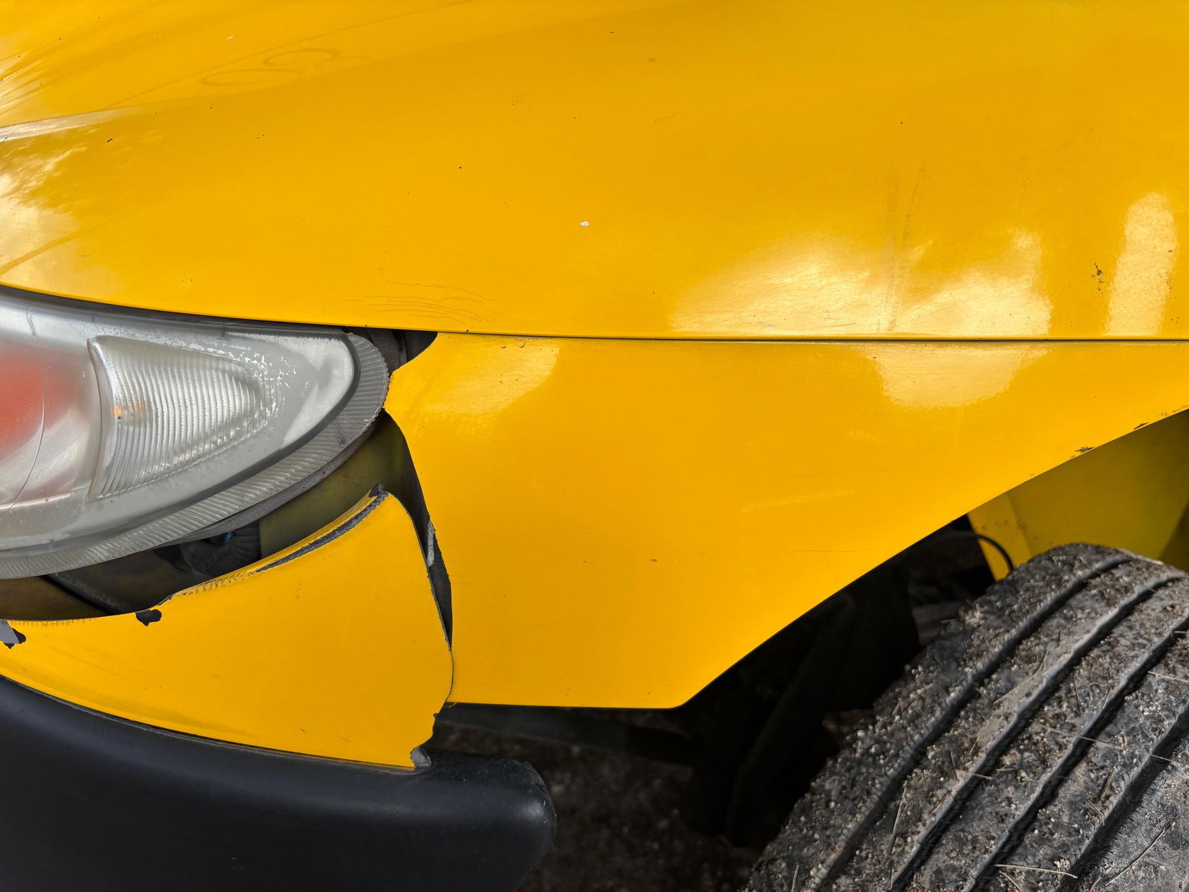 Carro amassado por tempestade? Descubra se o seguro cobre granizo e como acionar