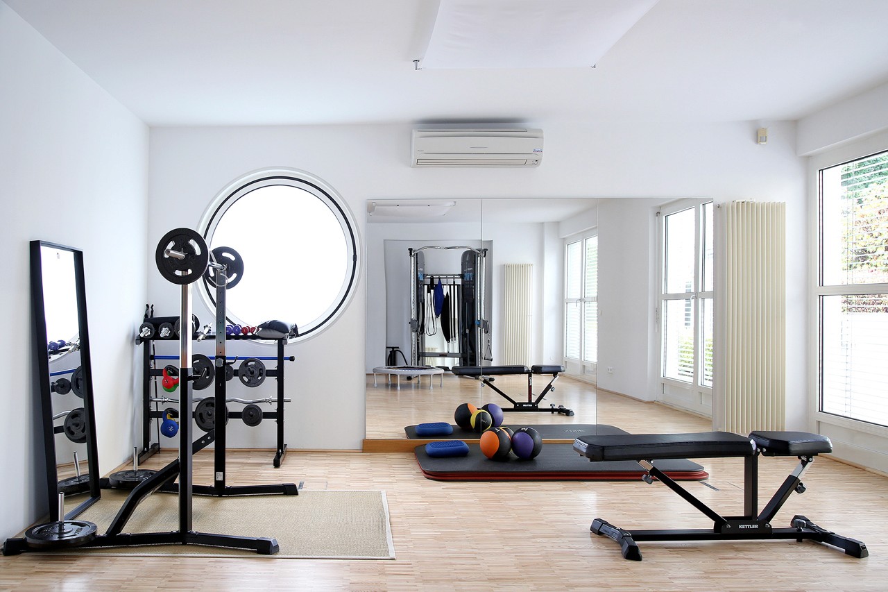 Physiotherapie raum mit diversen Geärten