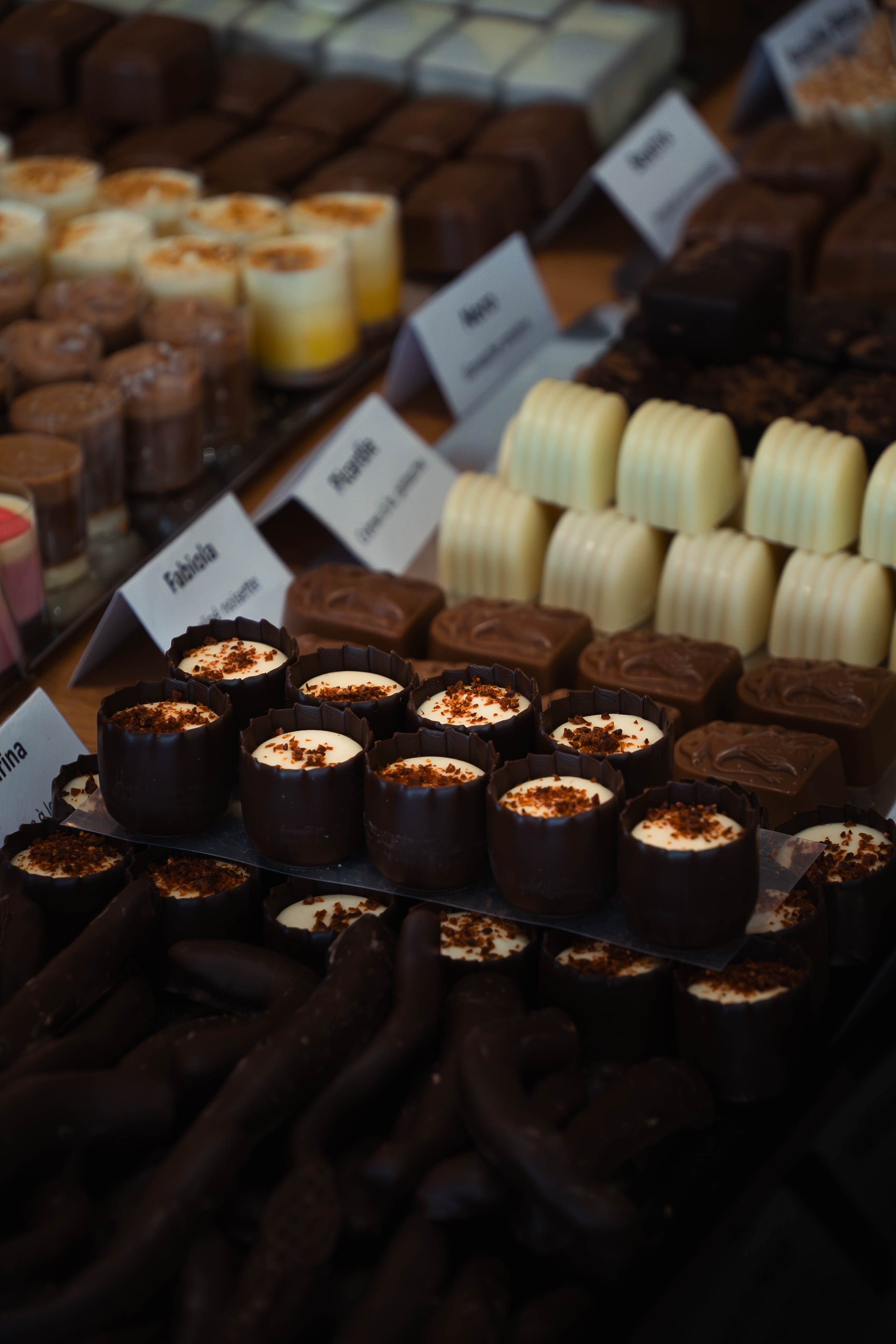 Petits chocolats variés exposés dans un bar à chocolat