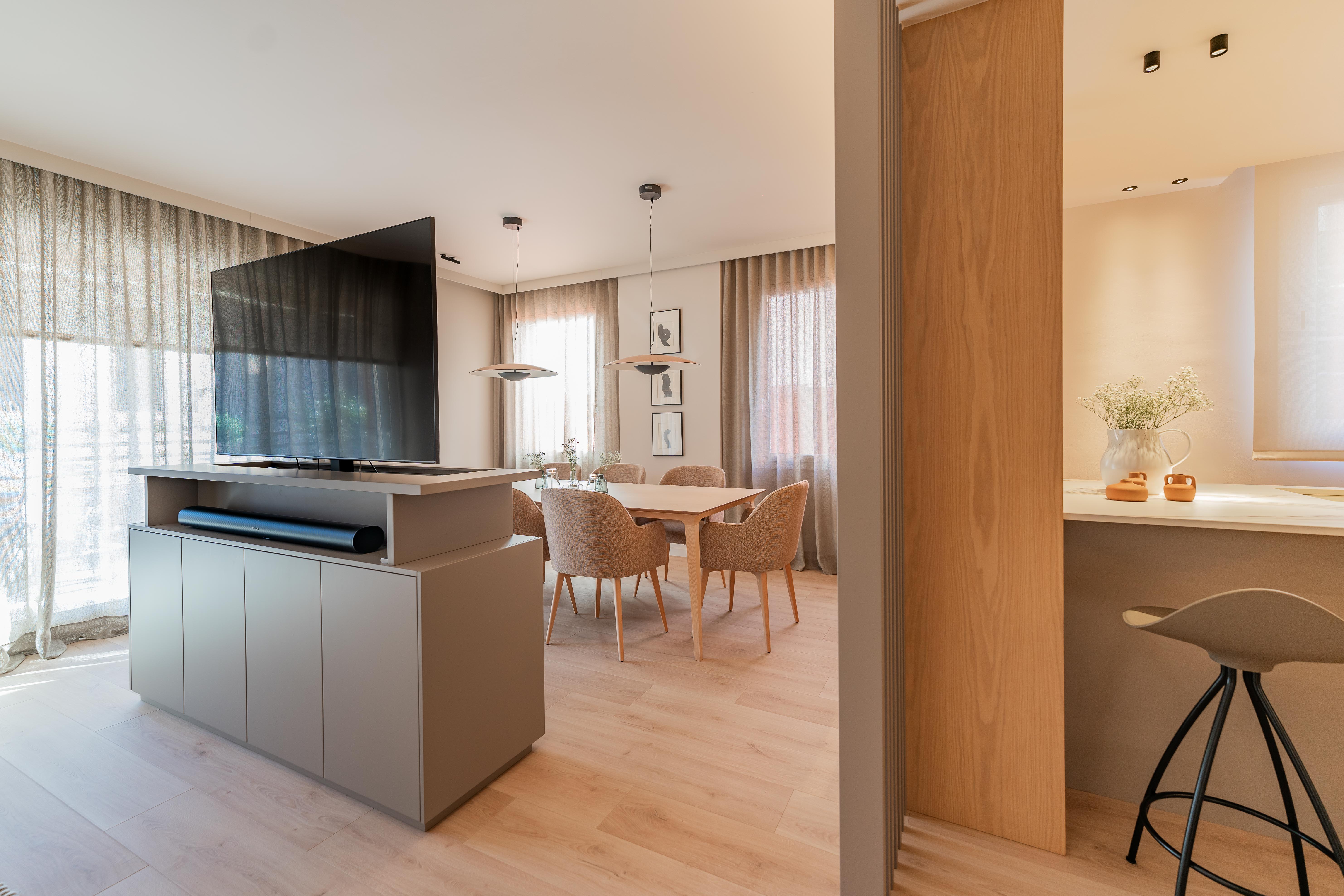 Zona moderna de salón y comedor con separadores de listones de madera y mueble TV