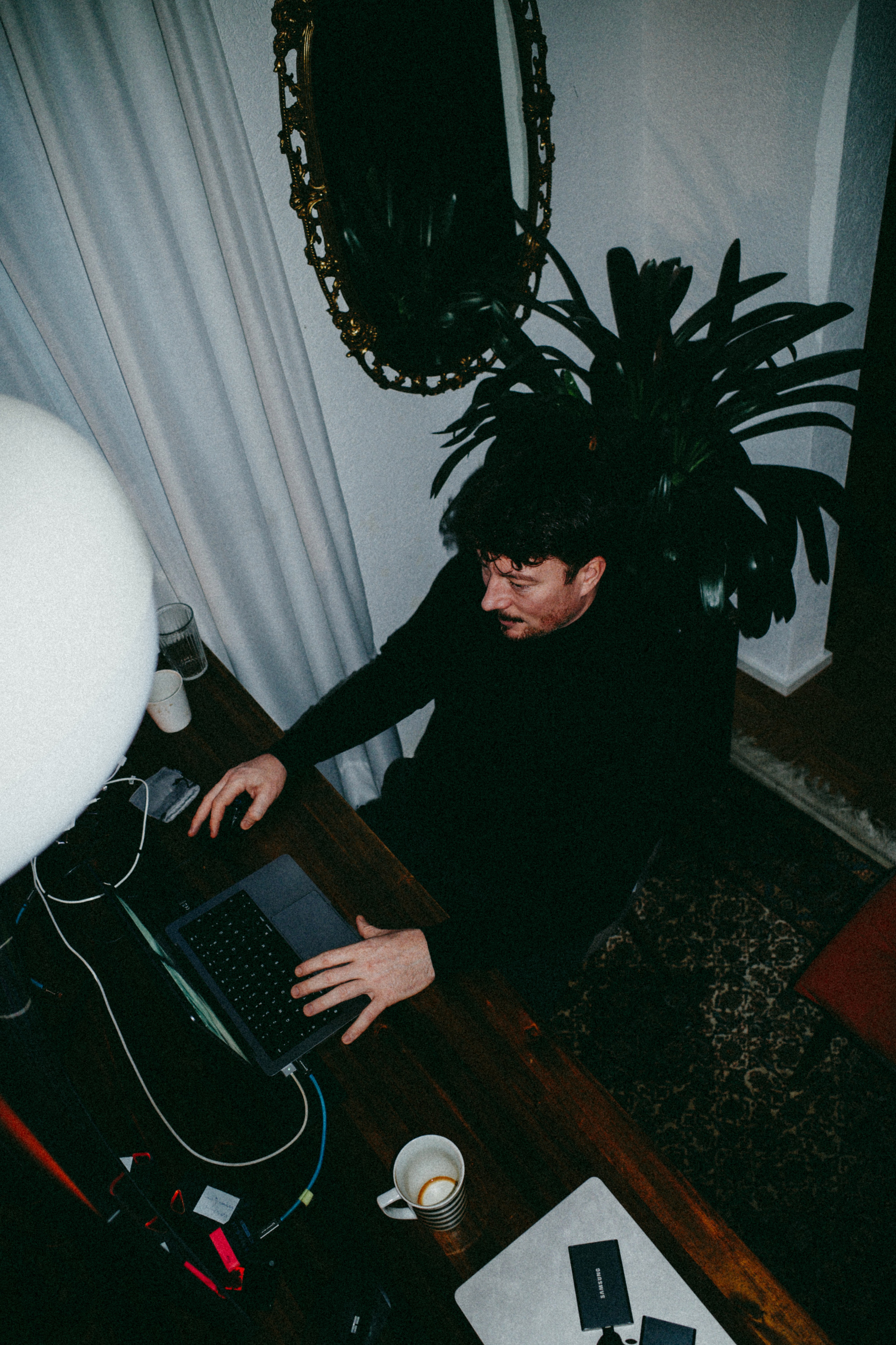 Louis Seitz schneidet im Domingo Studio in Weingarten