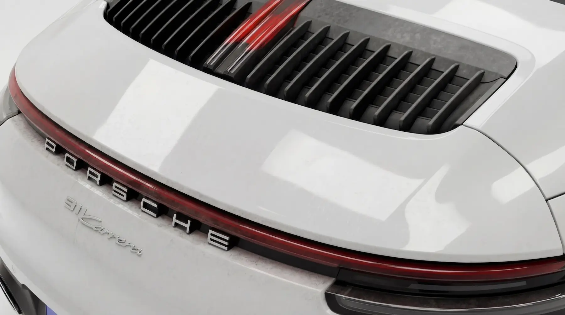 Vue arrière d’une Porsche 911 Carrera blanche avant detailing, finition terne et plastiques noirs fatigués.