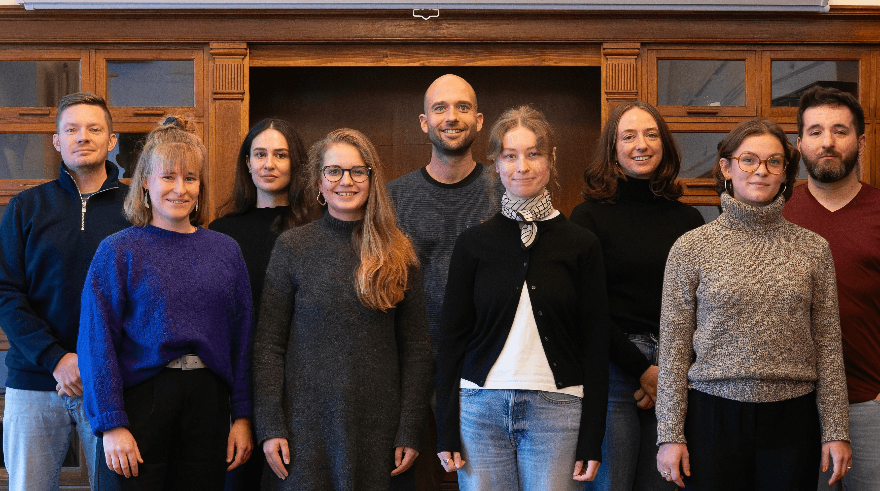 Team Foto: Team am Tisch in Meeting.