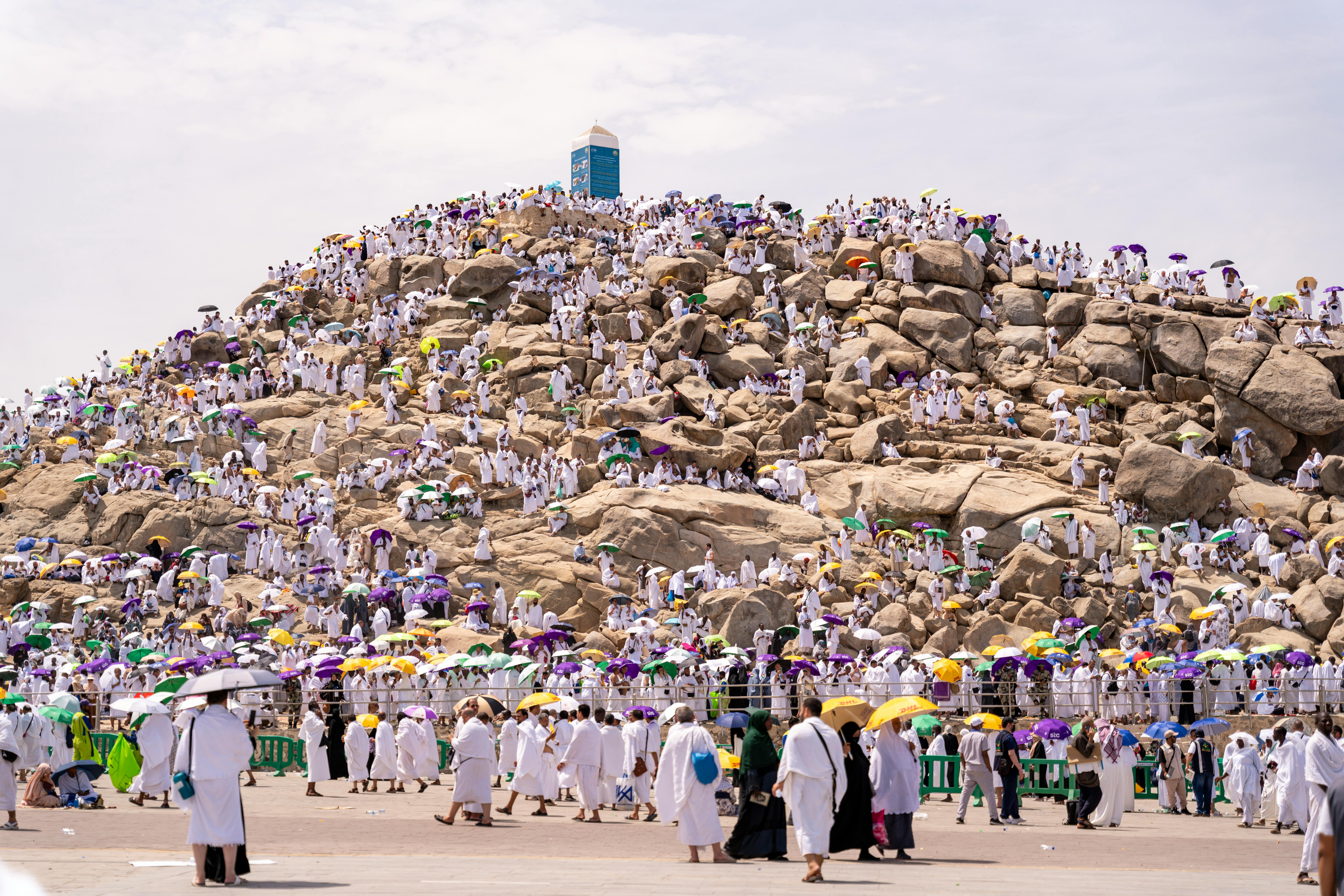 Pelgrims op de Berg van Arafah (Jabal ar-Rahmah) tijdens de dagen van Arafat