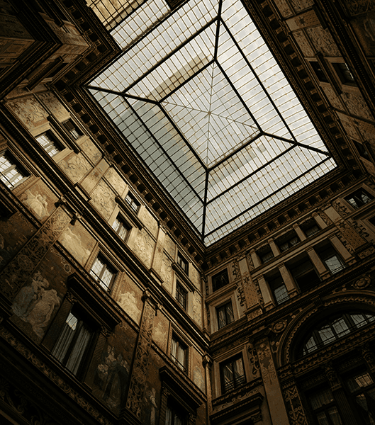 архитектура Рима с видом вверх через внутренний двор здания