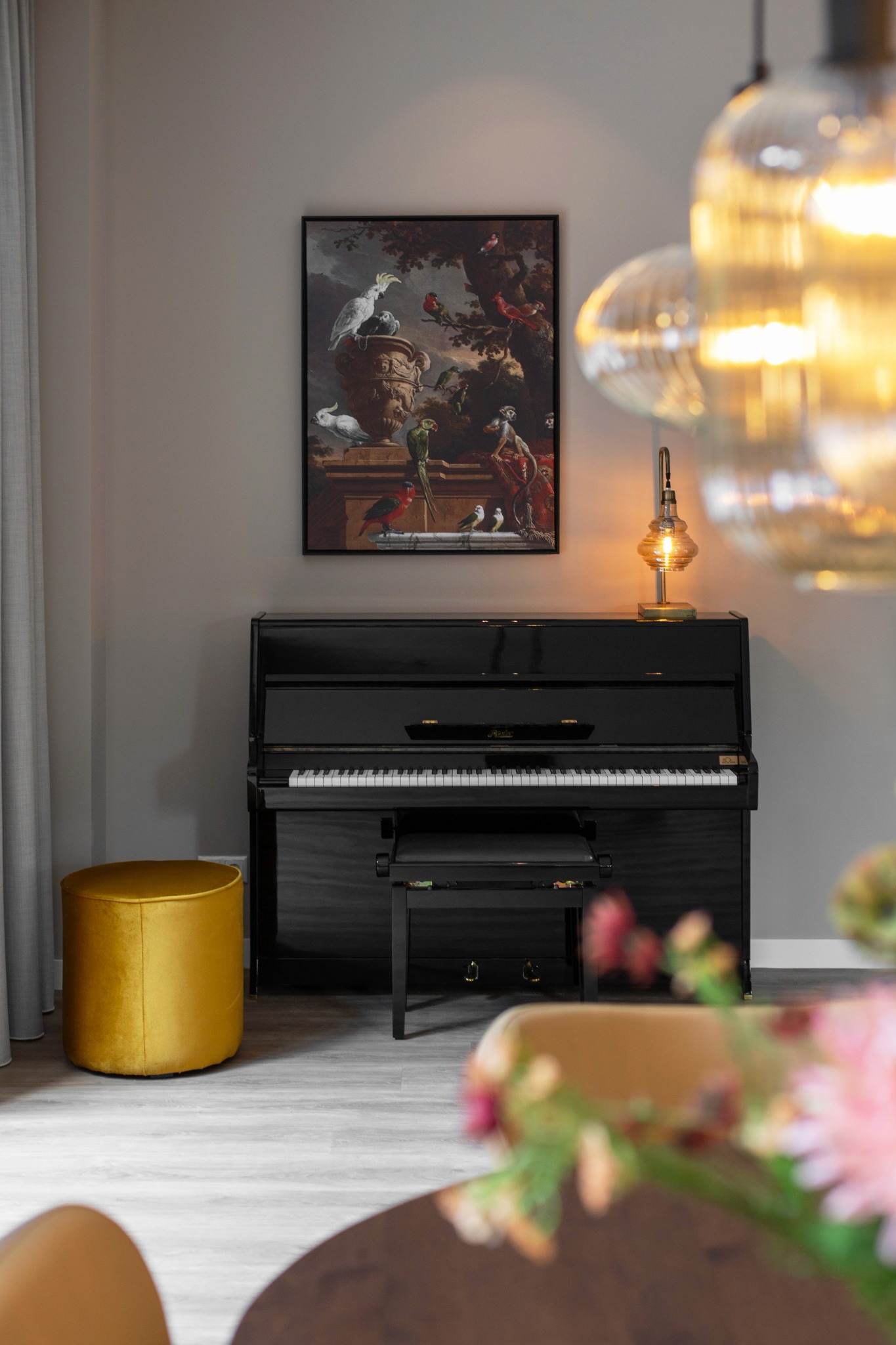 zwarte piano in ouderenzorg woning