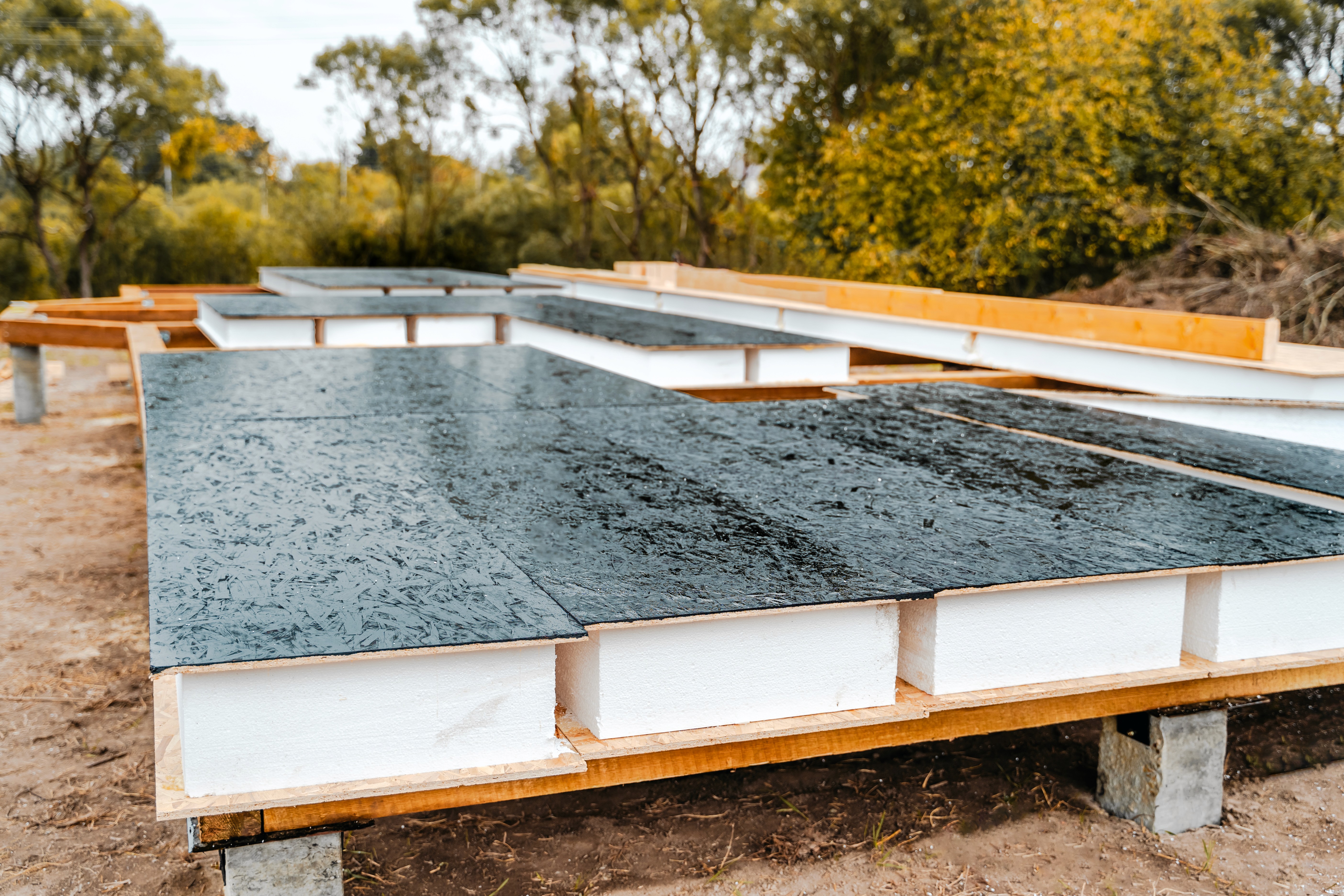 Bulk inert gas bubble insulation rolls for commercial metal buildings