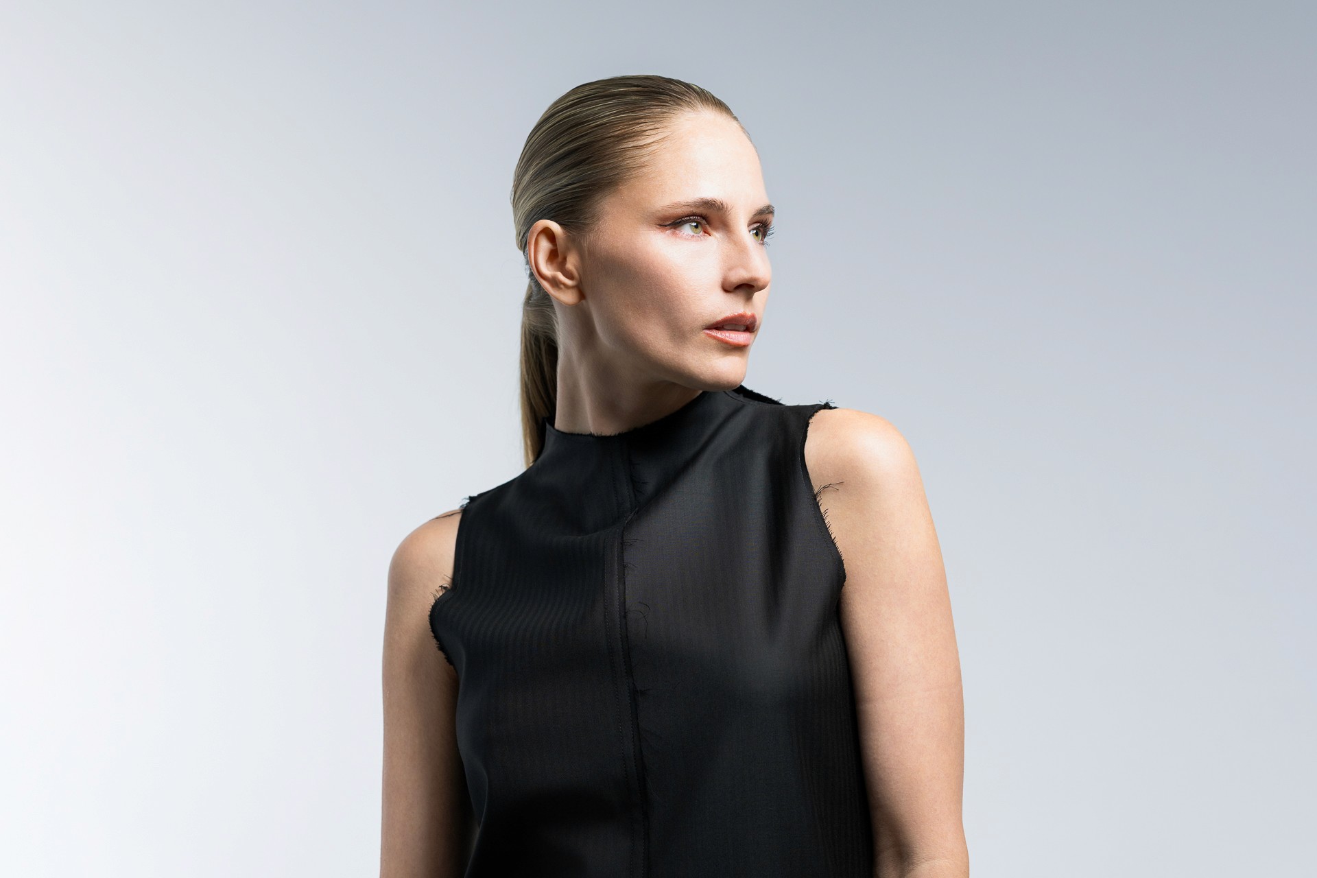 Professionelles Business Portrait einer Frau vor neutralem Hintergrund in Zürich von Apply Studio