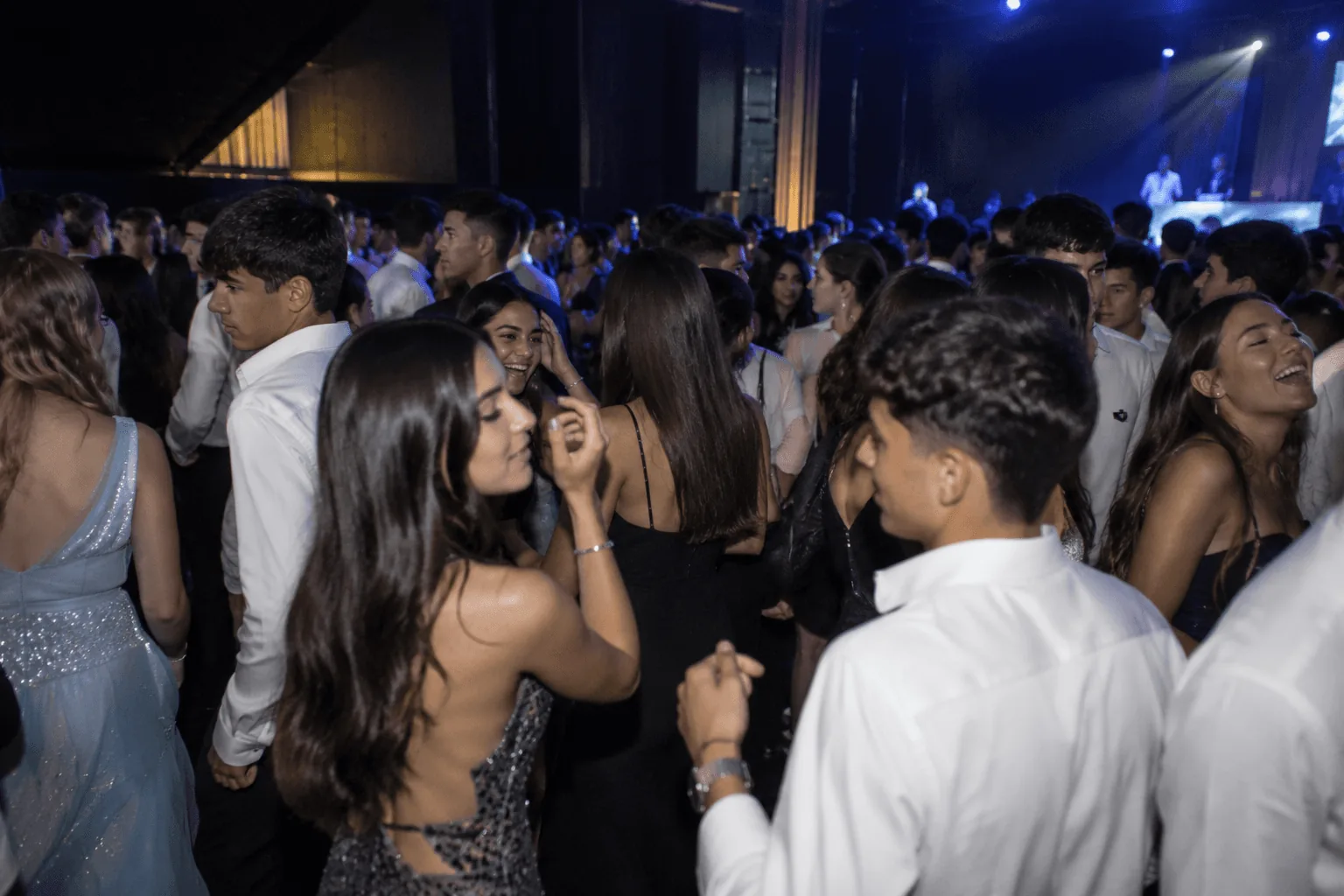 רחבת ריקודים מלאה באורחים באירוע עם תאורת במה