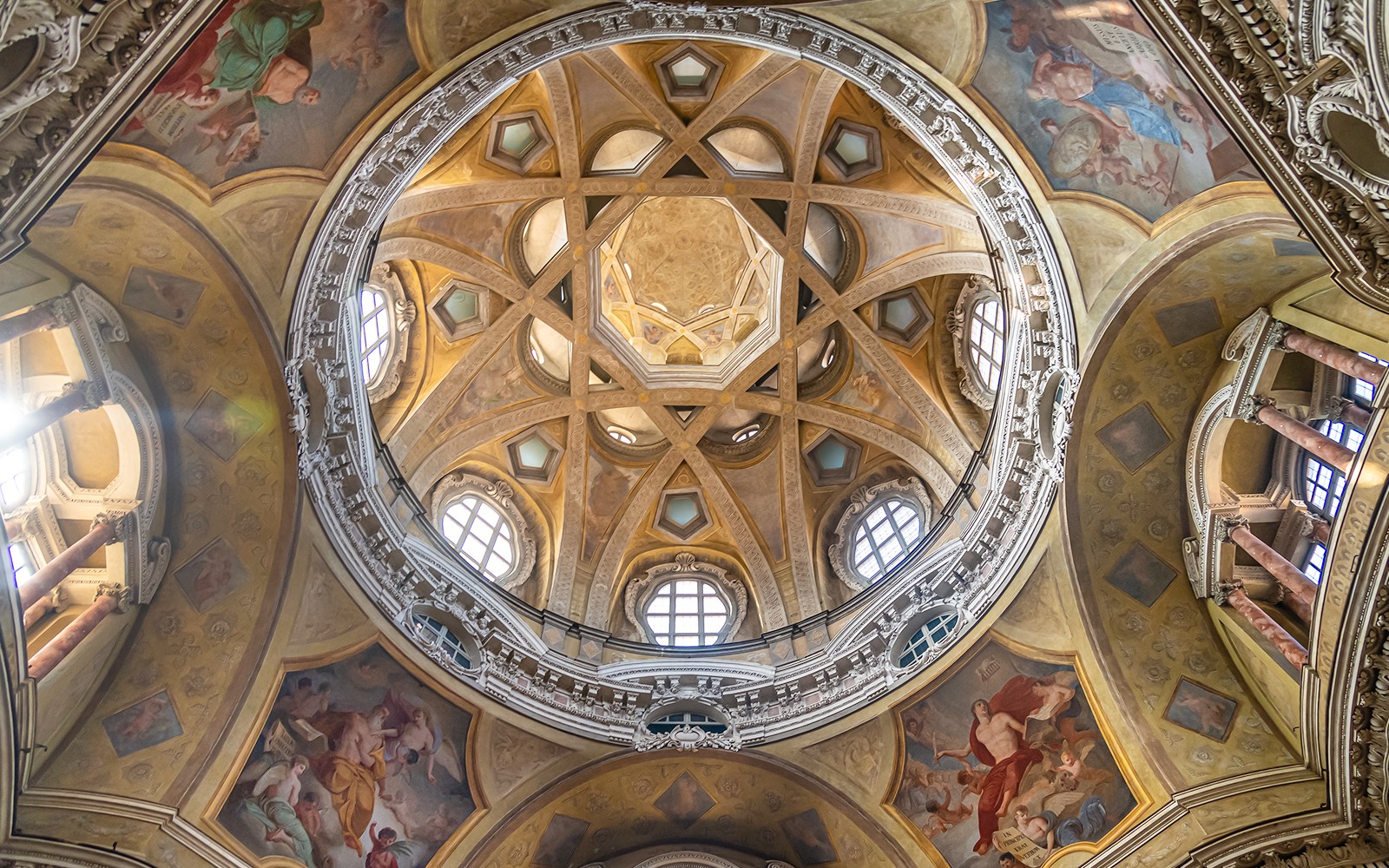 พิพิธภัณฑ์พระราชวังที่มีโดมประดับด้วยภาพจิตรกรรมฝาผนังที่ซับซ้อนและรายละเอียดทางสถาปัตยกรรมอันประณีต