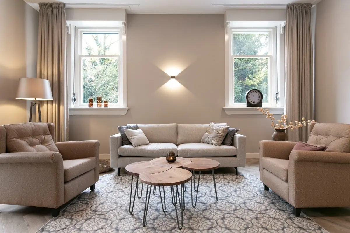 Huiselijke woonkamer in ouderenzorglocatie in Ede
