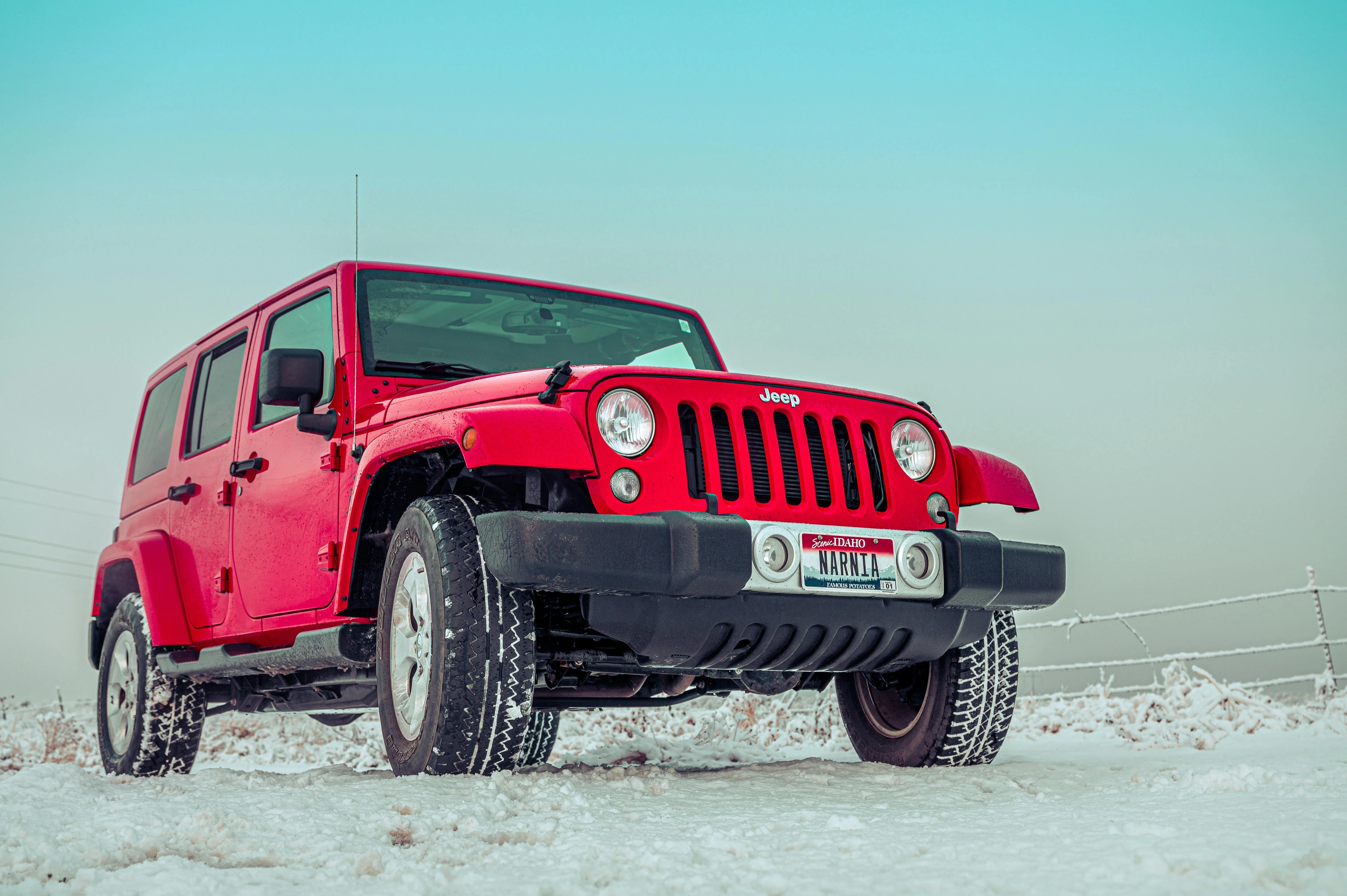 Icône du tout-terrain, le Jeep Wrangler incarne la liberté. Design légendaire, robustesse extrême et plaisir de conduite, même sur les routes les plus enneigées.