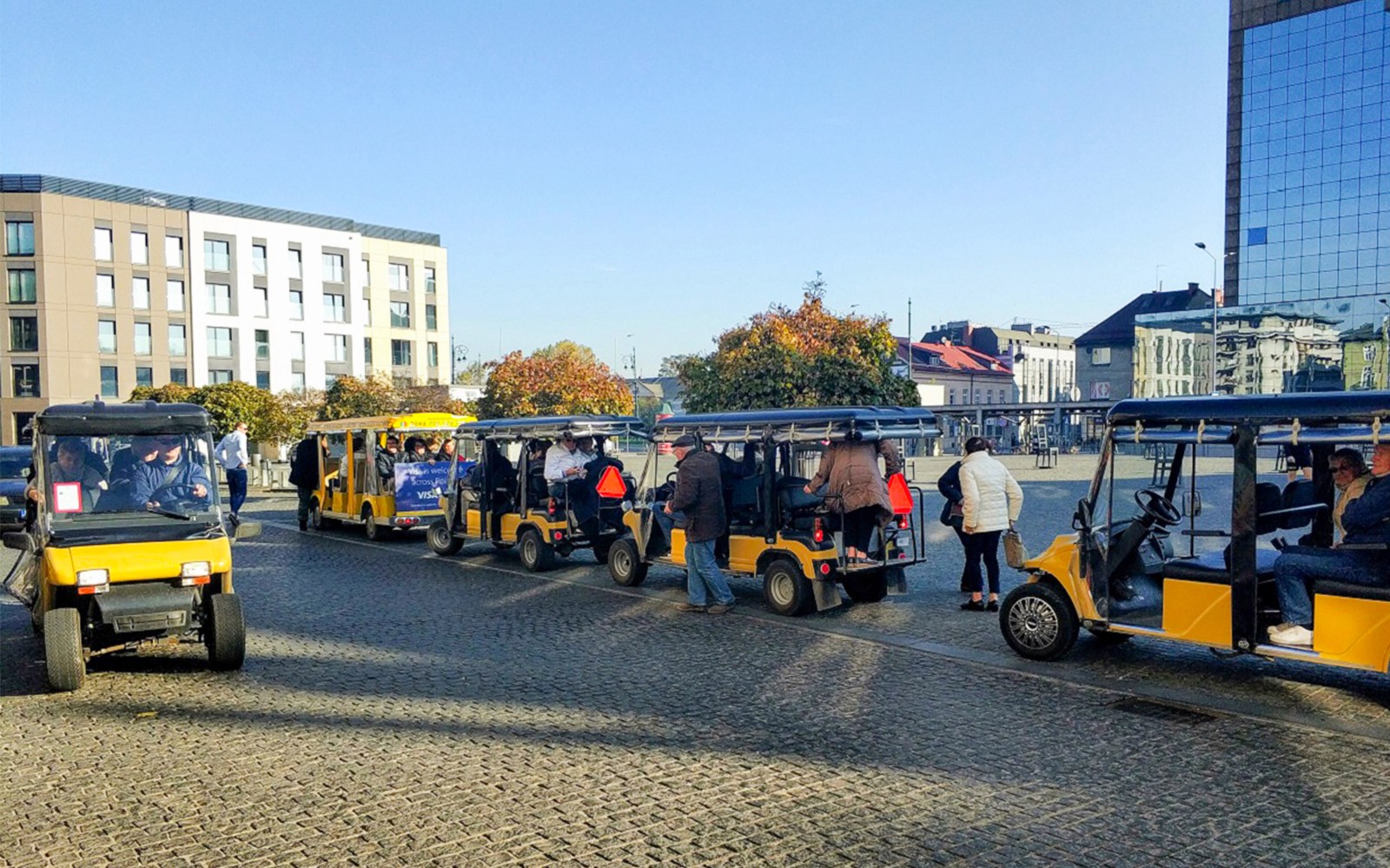 Golfkarretjes met toeristen in de Kazimierzwijk van Krakau, die de voormalige Joodse Getto verkennen.