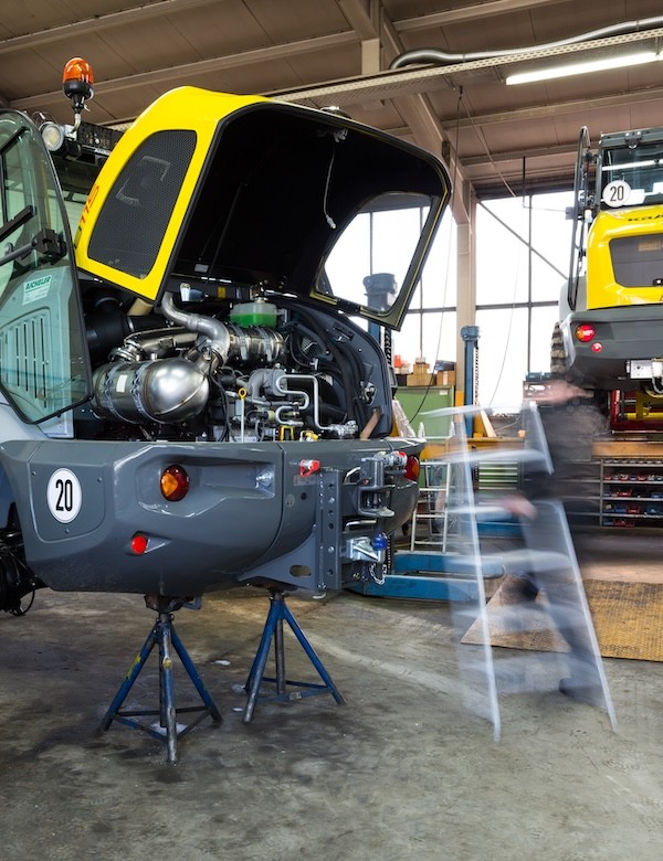 Kramer Radlader mit geöffneter Motorhaube in der Aicheler Werkstatt