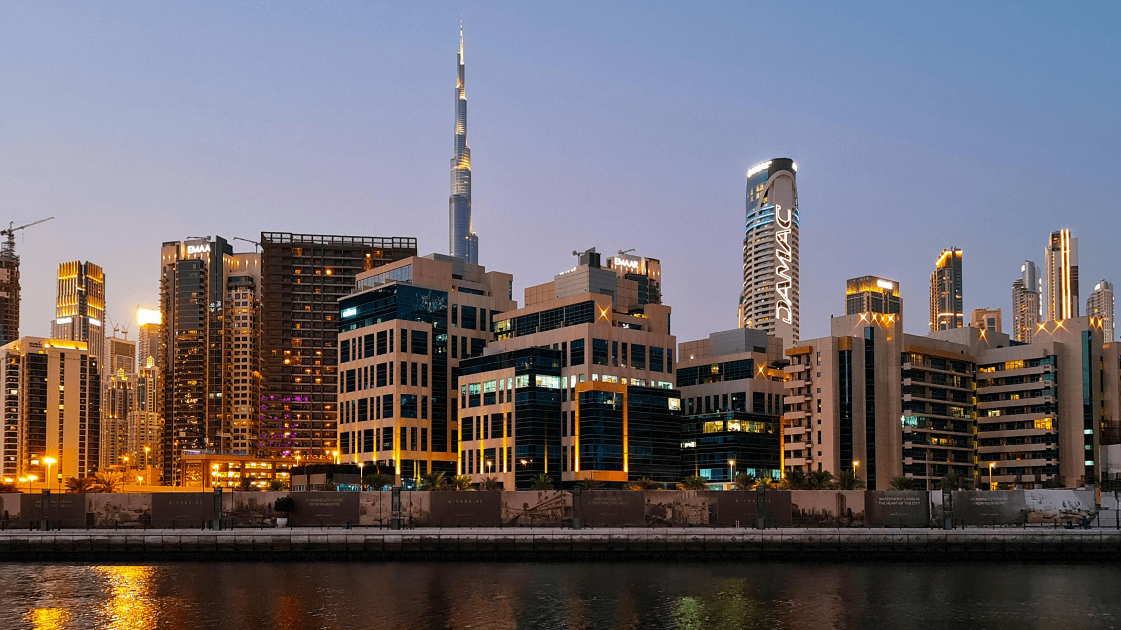 Dubai skyline at dusk, symbolizing AI-driven wealth and money management innovation in the UAE.