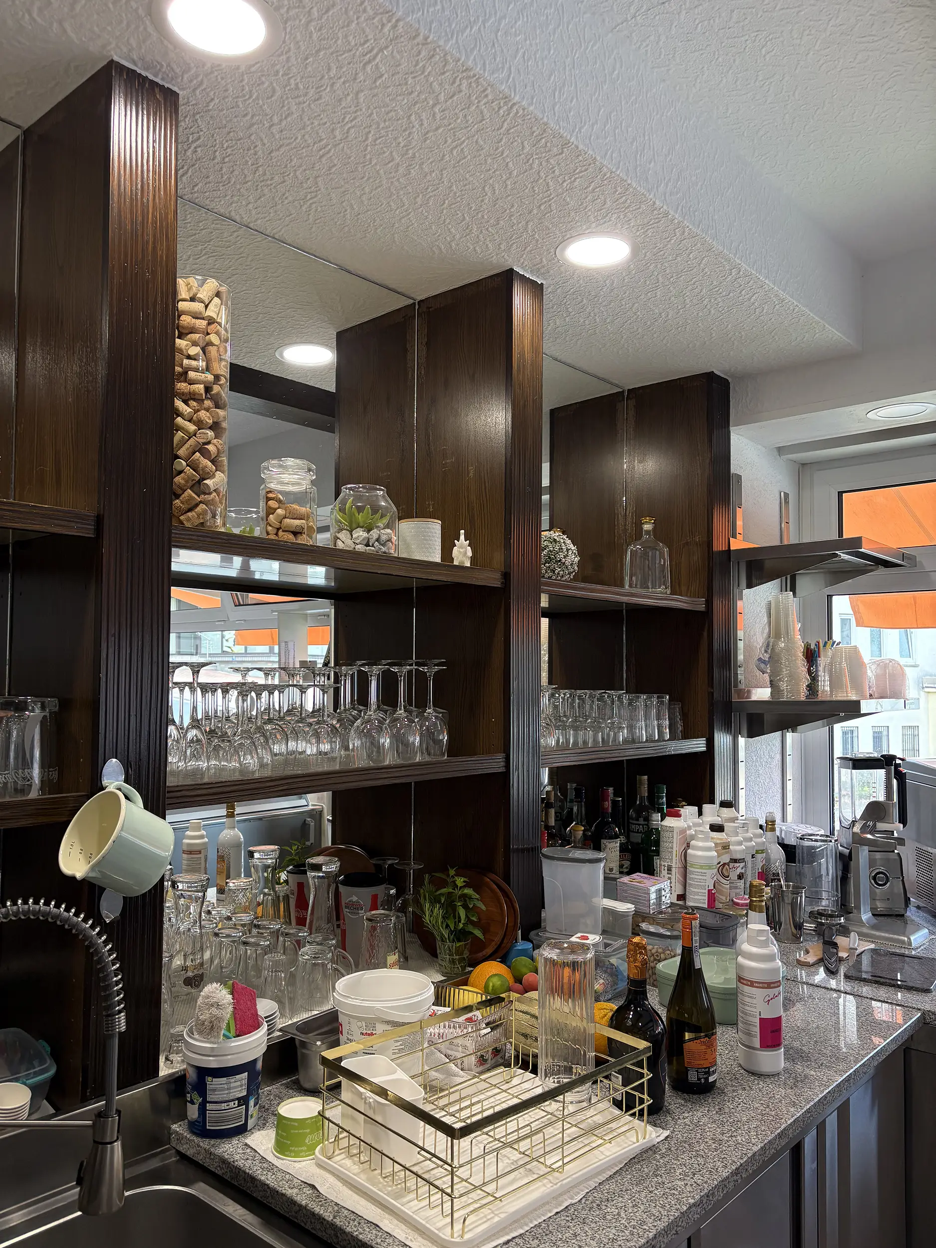 Thekenbereich des Eiscafés mit Gläsern und Kaffeemaschine
