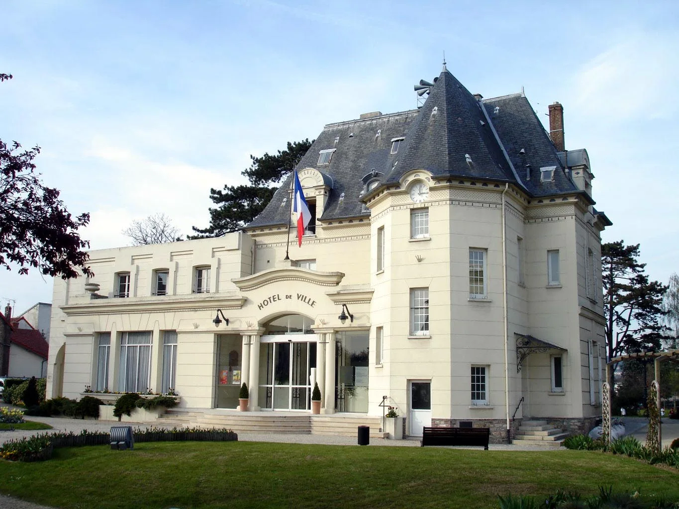 Hôtel de ville d’Ermont et sa toiture en ardoise (95)