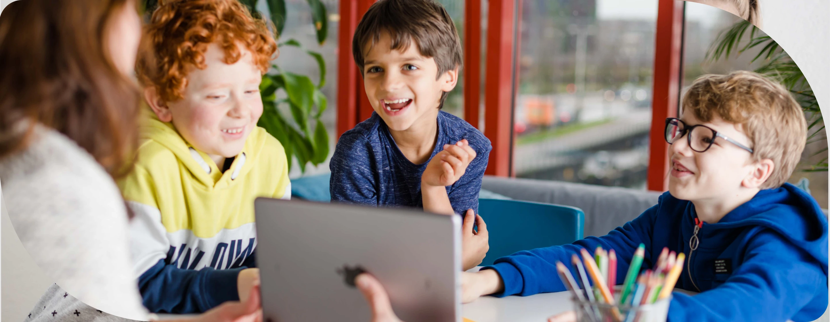 Een groep kinderen kijkt naar een tablet