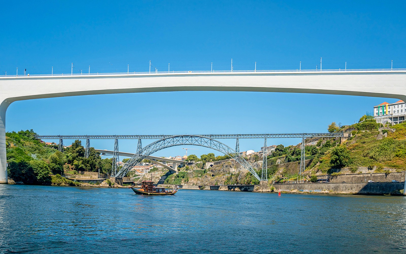 Ponte de São João og båd på Douro-floden under krydstogt i Porto, Portugal.