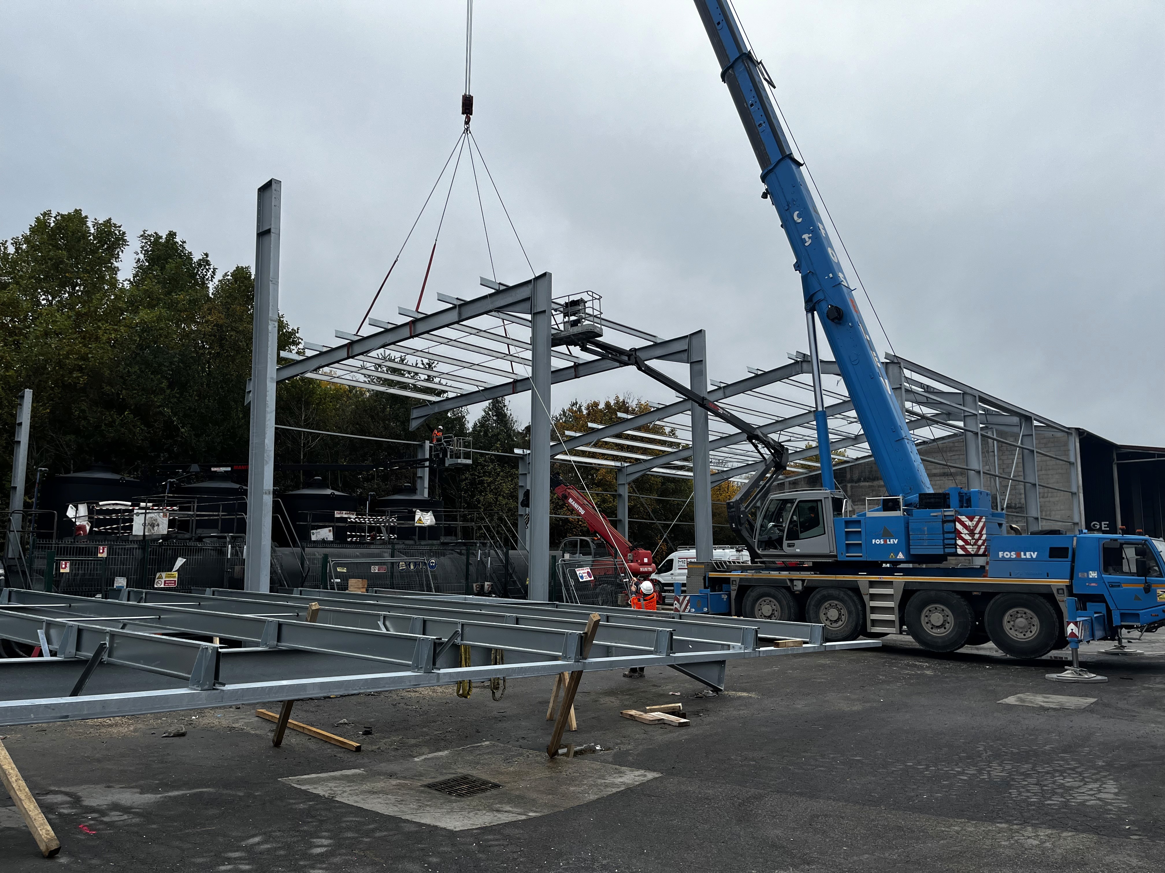 levage à la grue de la structure métallique