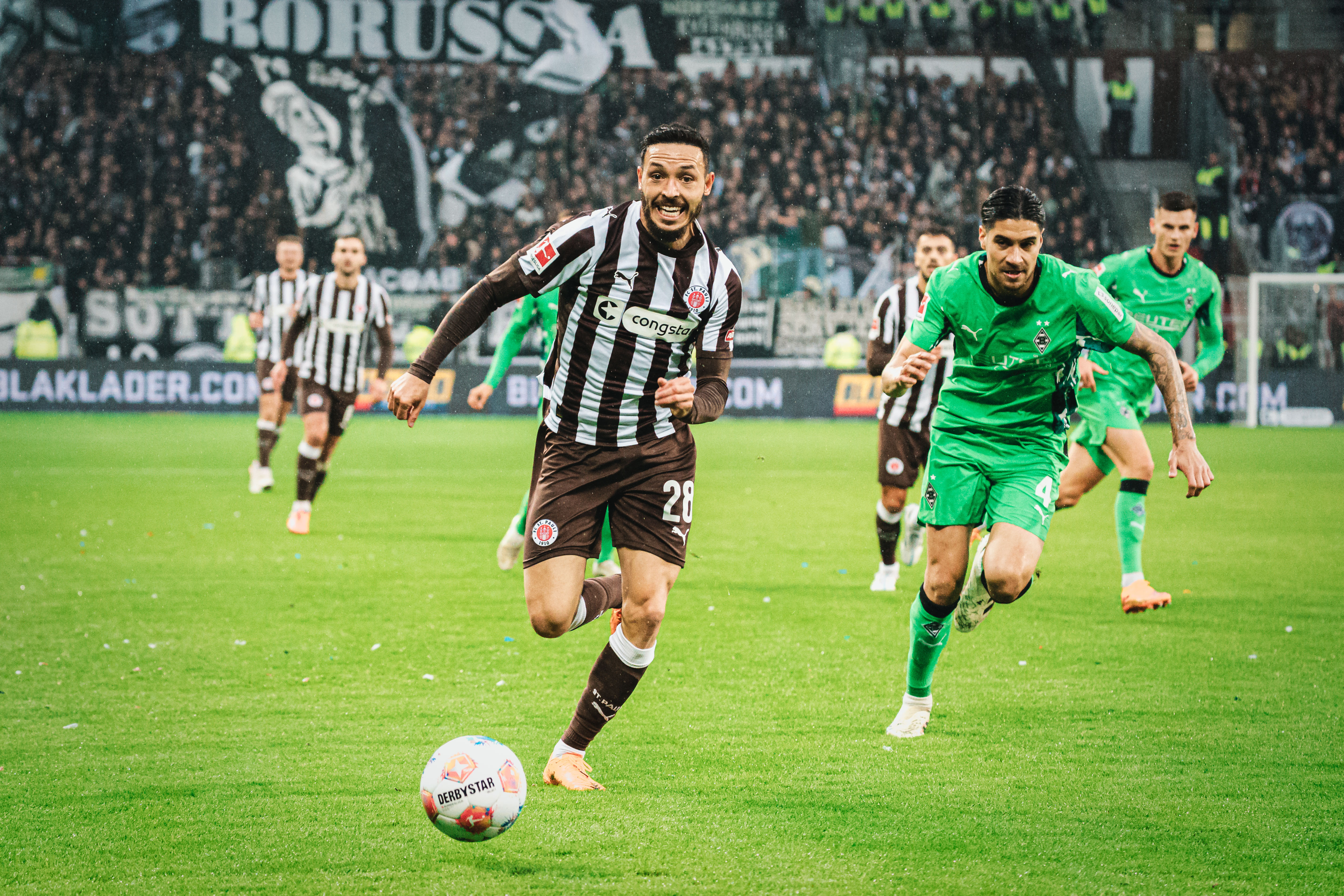 Mathias Pereira Lage (FC St. Pauli, 28) rennt dem Ball hinterher