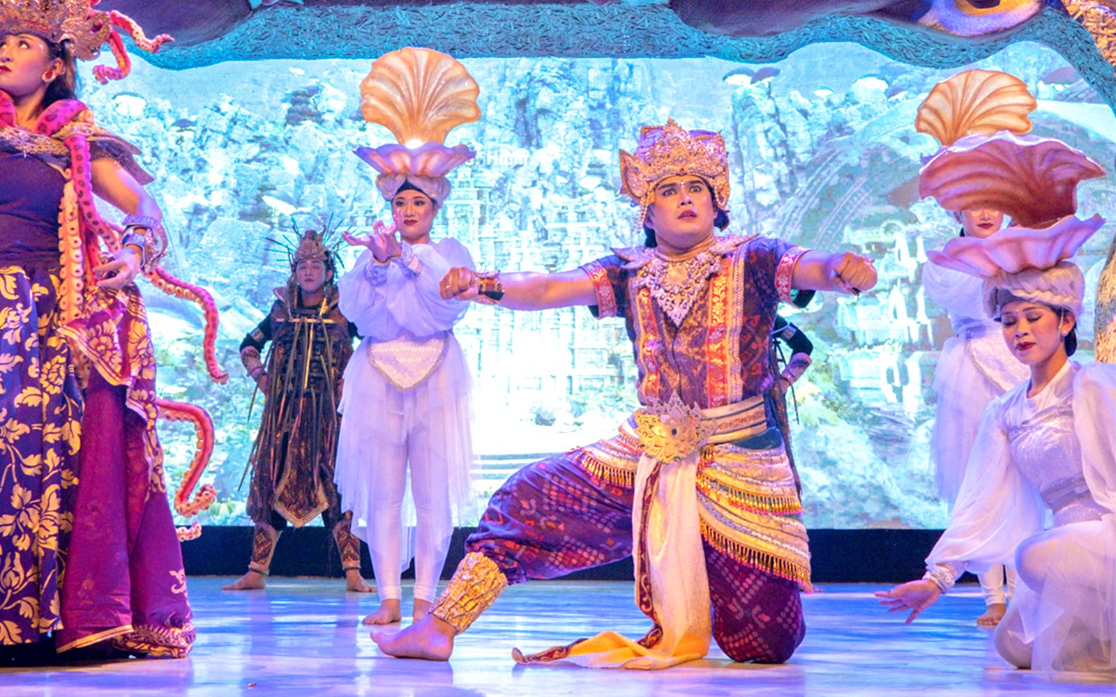 Pertunjukan tari budaya Garuda Wisnu Kencana di malam hari di Bali, Indonesia.