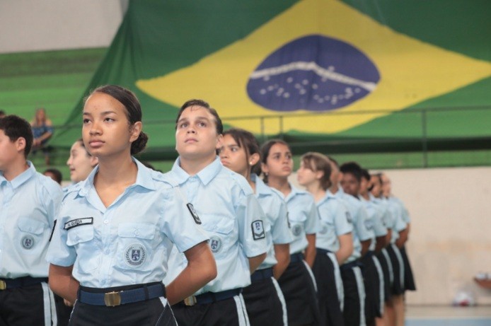 criancas na escola civico militar