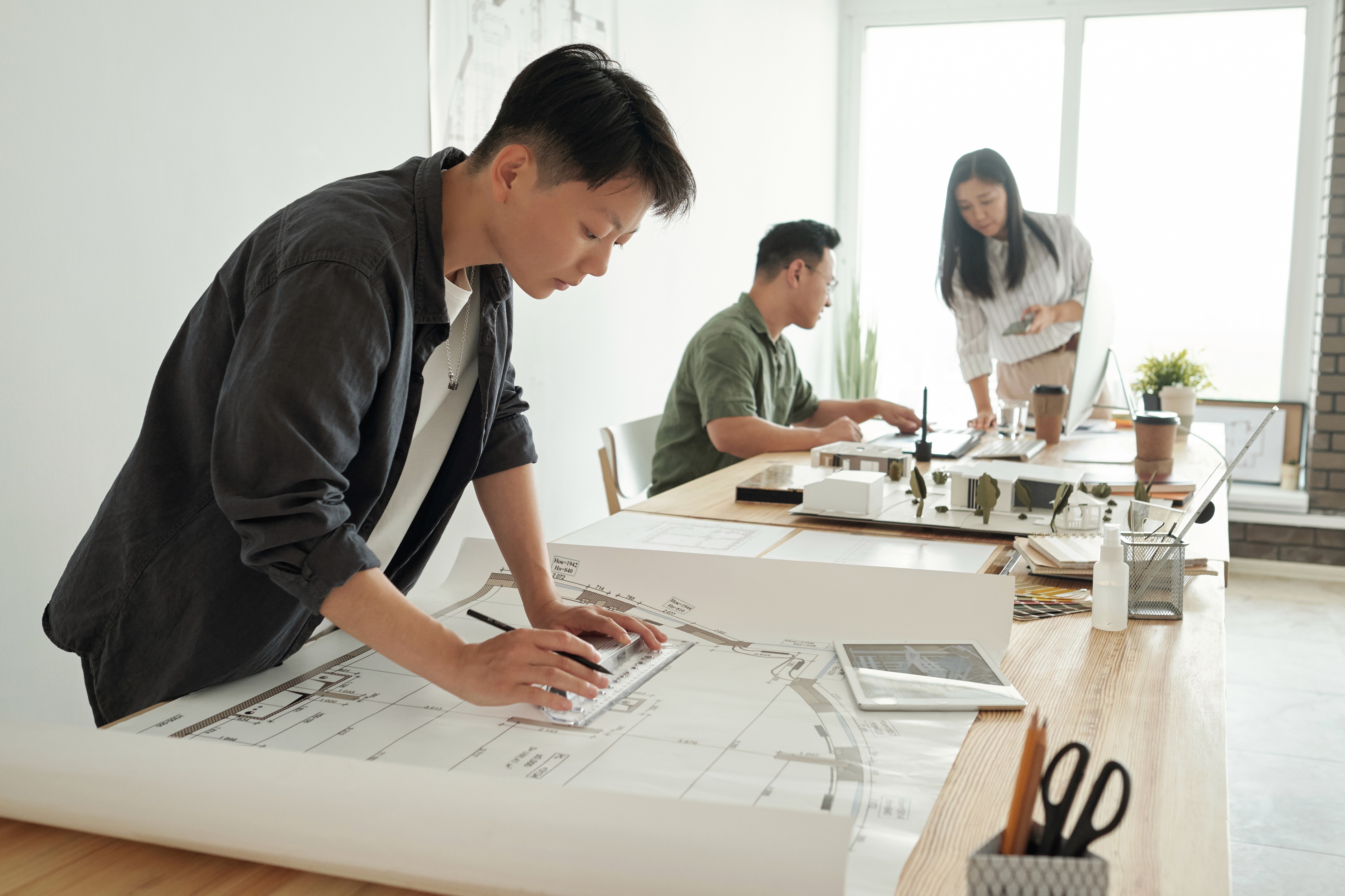 BW Floor Design 專業園藝工程方案，結合木質組合植床與特色步道，打造具美感的香港商業天台綠化景觀。