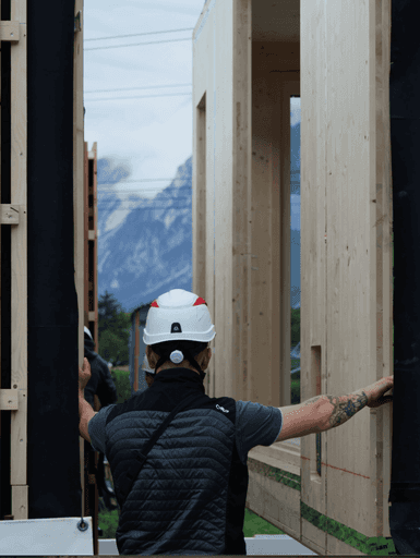 Bauarbeiter fügt die beiden Haushälften zusammen