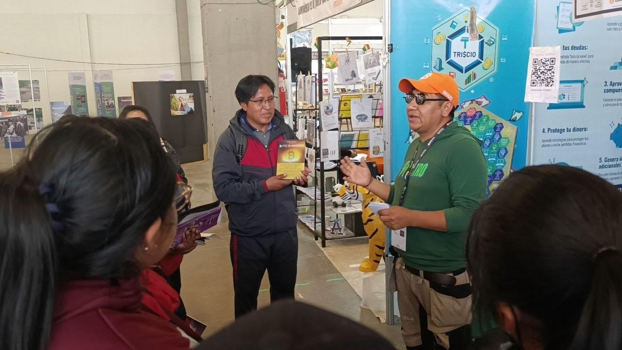 Achachilabtc co-founder of Bitcoin Research Bolivia teaching community members about Bitcoin at a public event