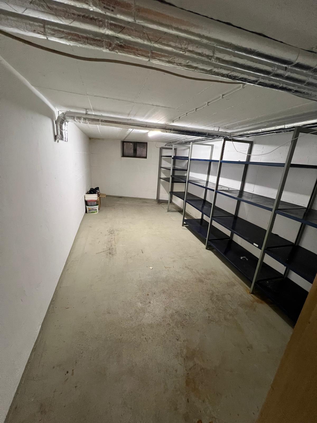 Entrümpelung Freising, ein Kinderzimmer mit hunderten sachen und einem rotem Spielauto mitten drinnen.