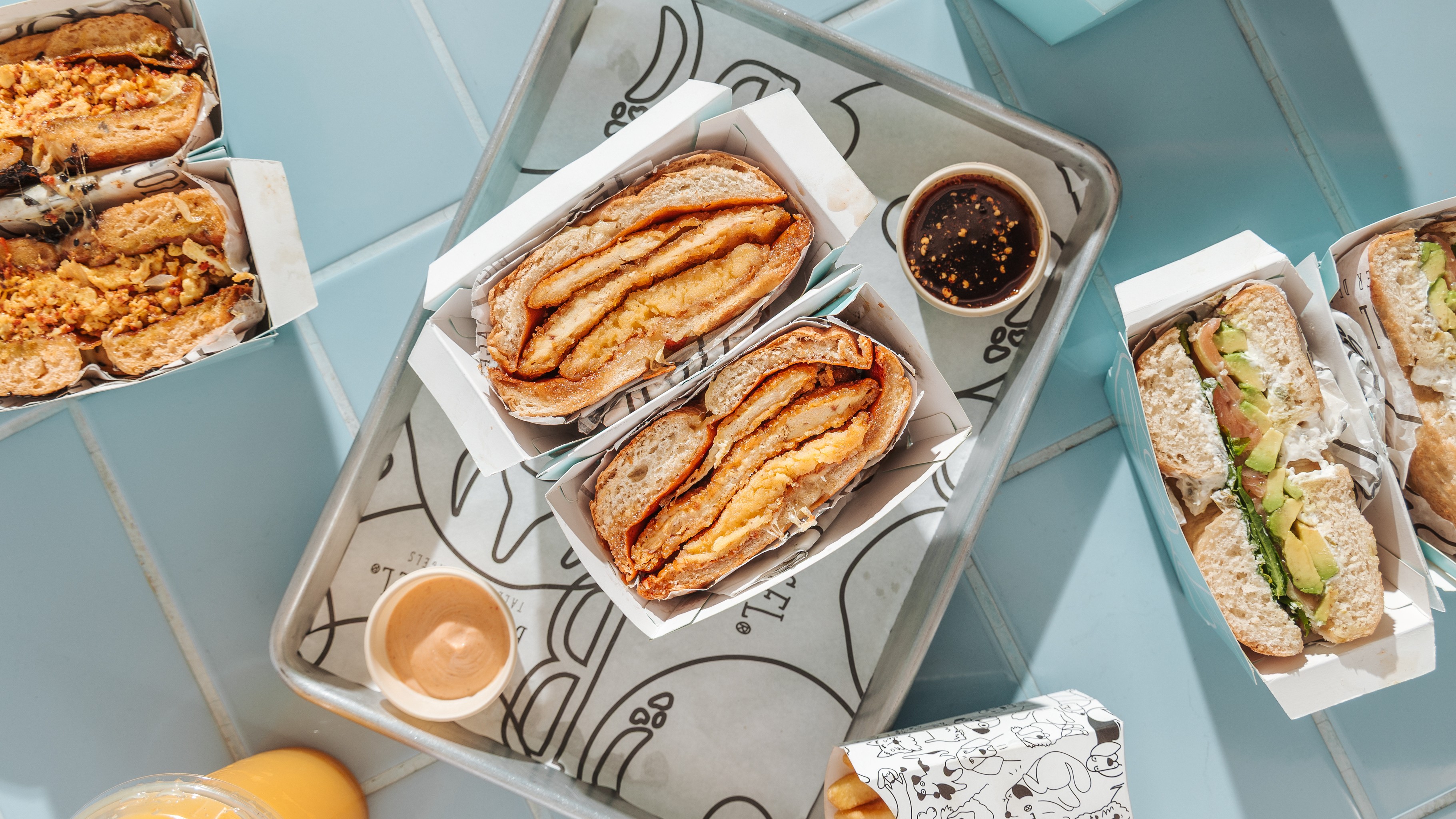 Odi Bagel de Pollo Crujiente con Hash Brown - Menú Uncommmon