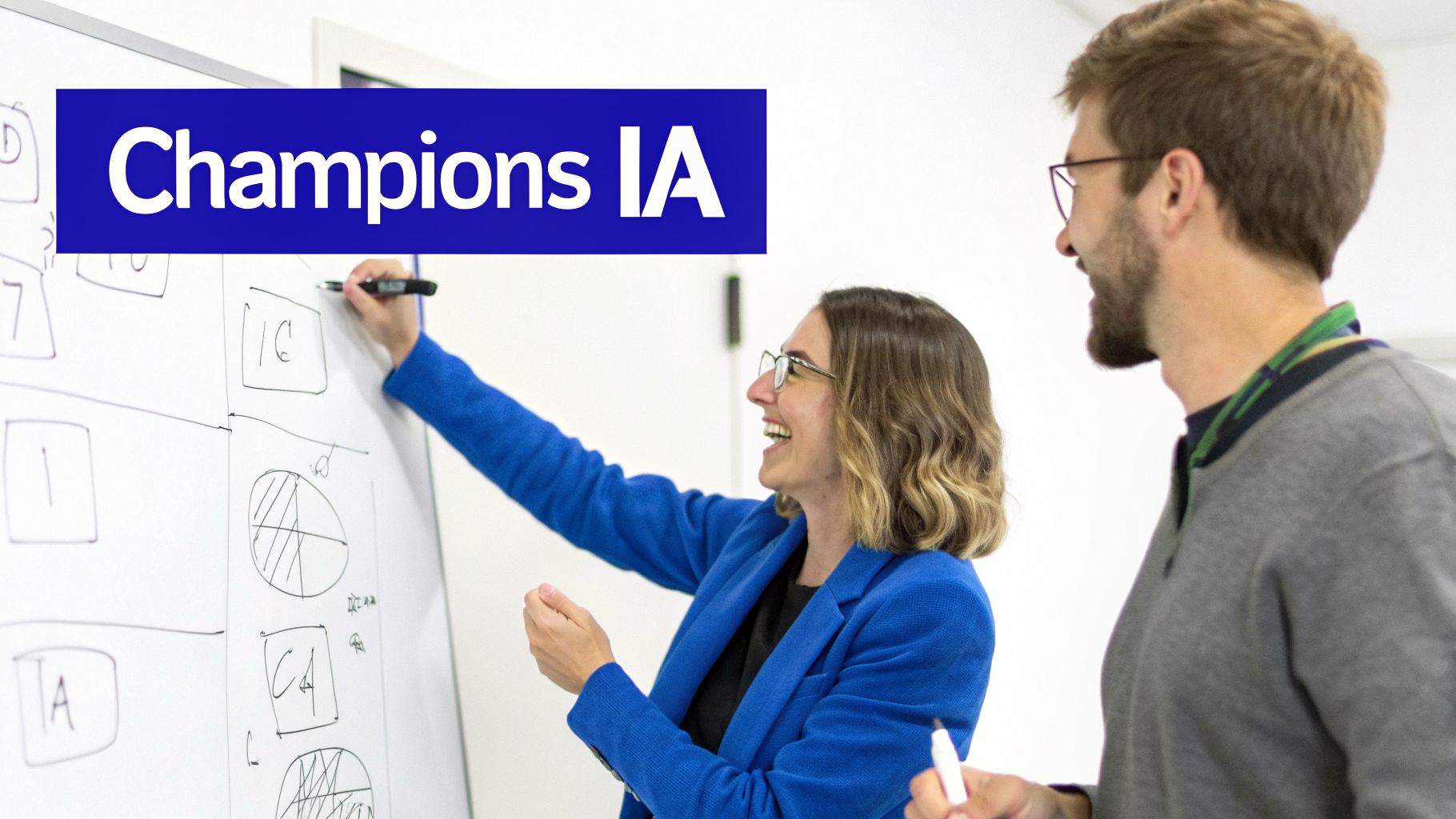 Une femme riant écrit sur un tableau blanc pendant qu'un homme observe, avec le texte 'Champions IA'.