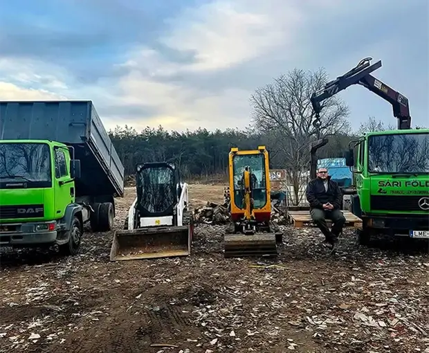 Földmunkához, tereprendezéshez és sittszállításhoz alkalmas gépek sorakoznak fel. Sári Máté a Sári Földmunka cég vezetőjével együtt