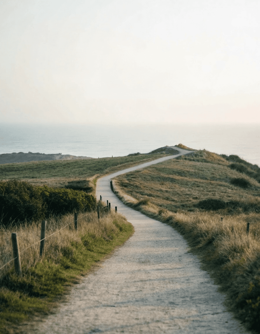 Une photo apaisante d'un chemin qui mène vers la mer