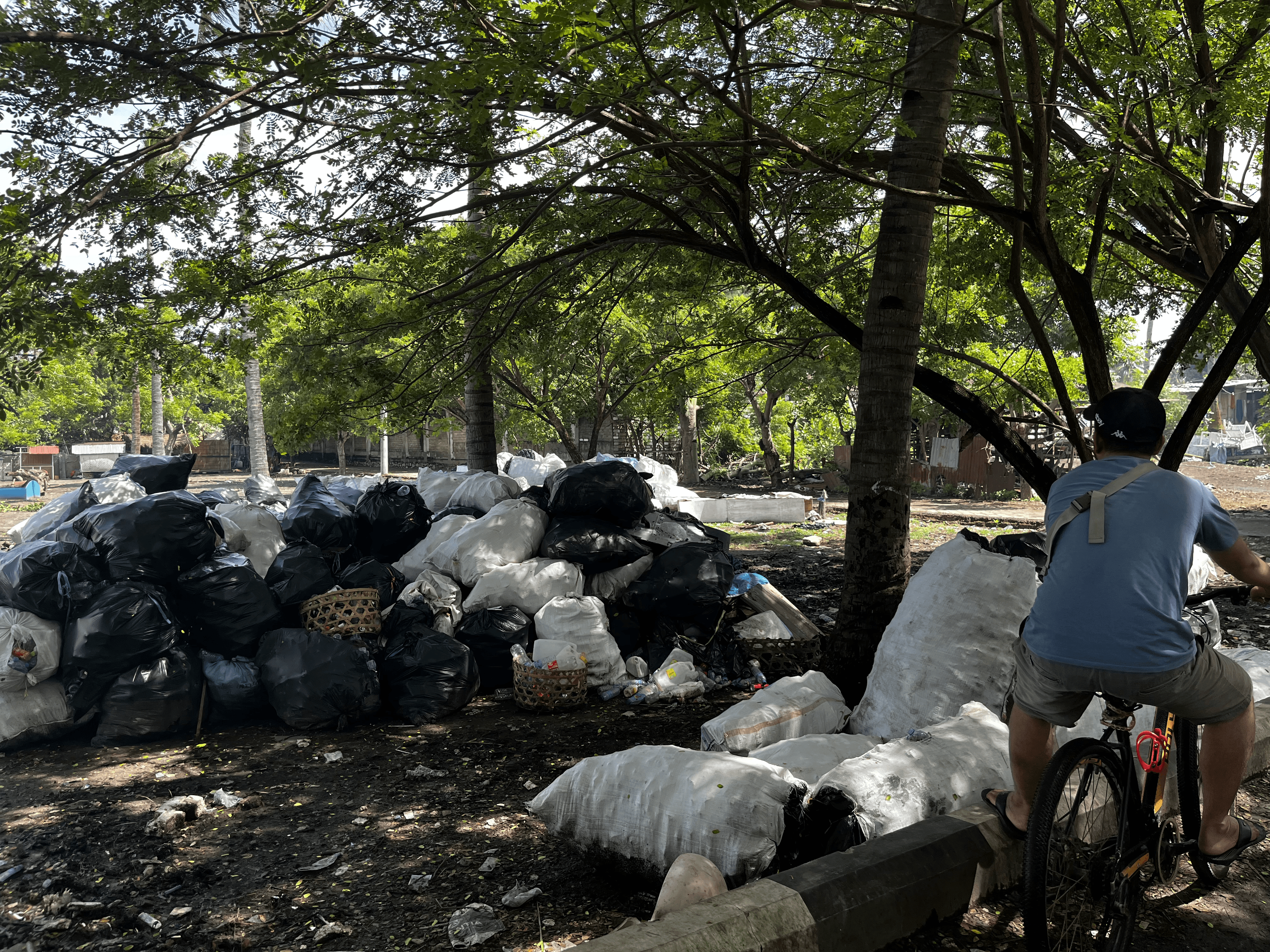 Seorang petani di Bandung, Jawa Barat mengolah tanah untuk penanaman bibit bunga
