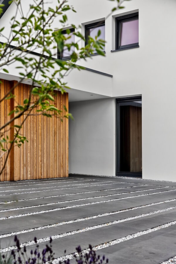 Moderne uitbouw in stucwerk en hout