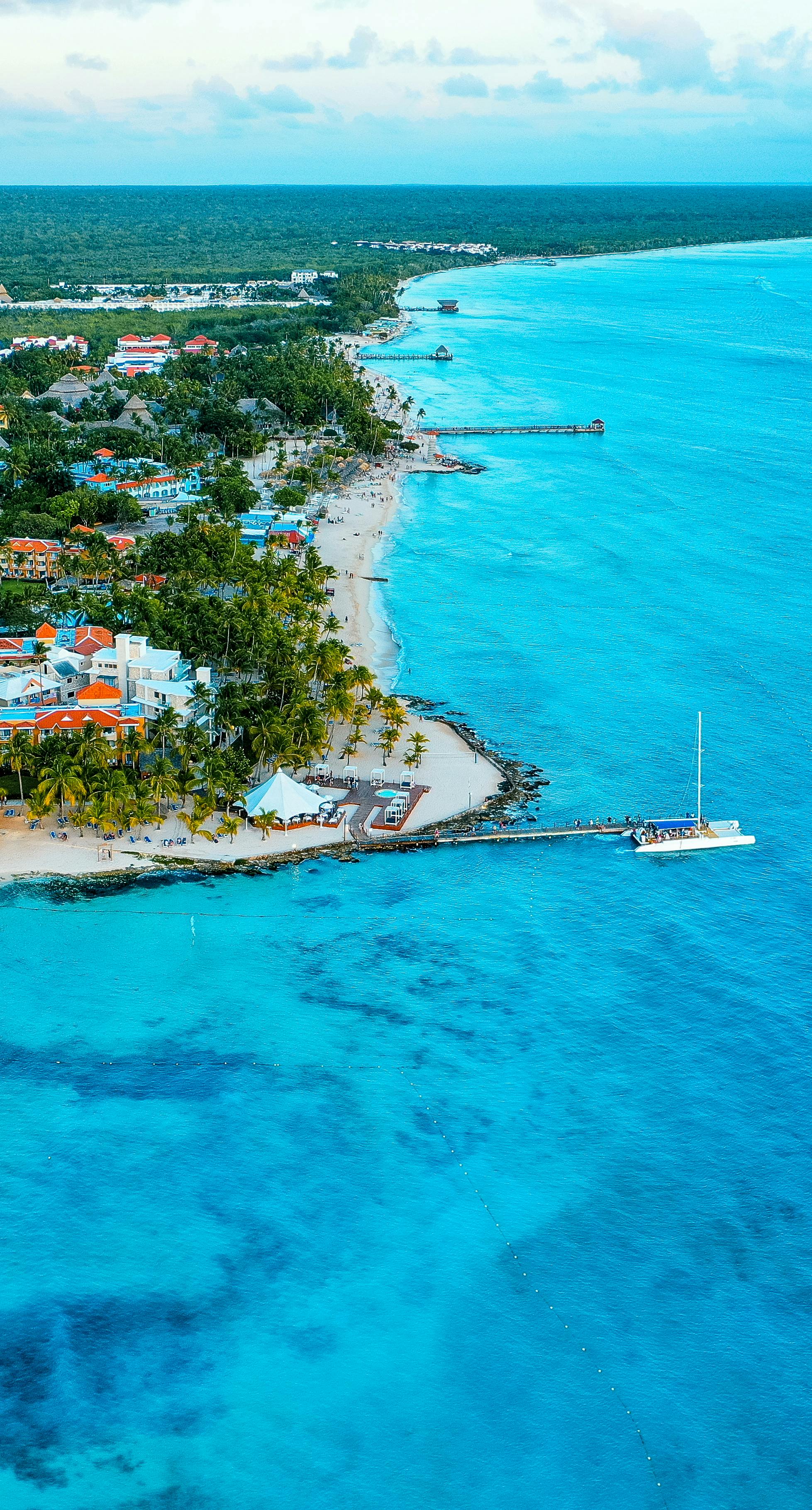 Plaje elegante și escapade relaxate pe Costa del Sol