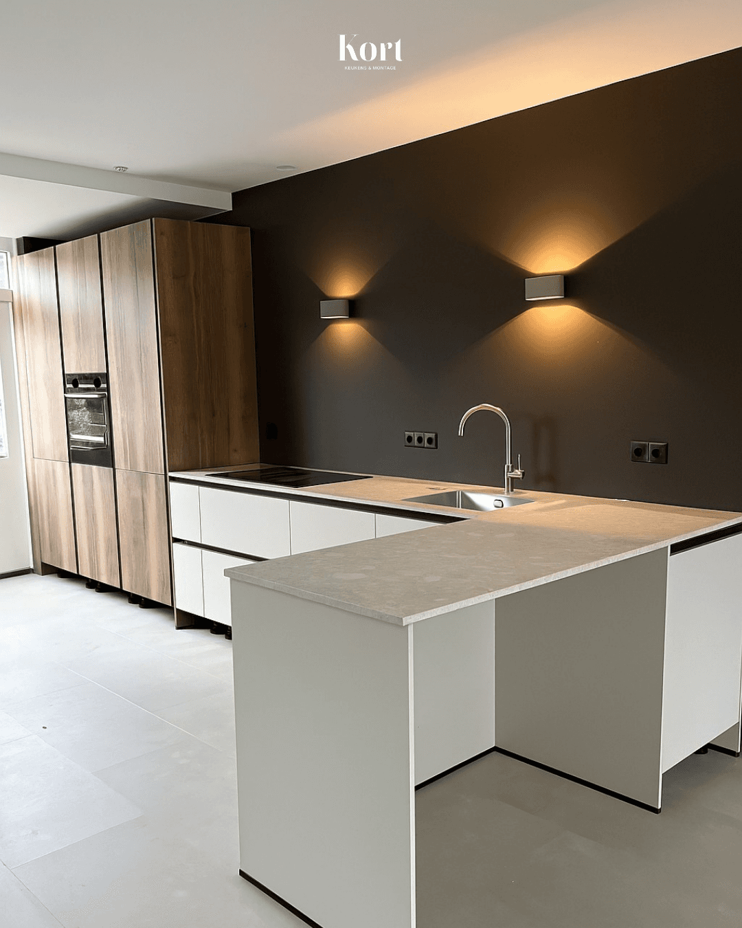 Donkere moderne keuken Keukenmontage Kort