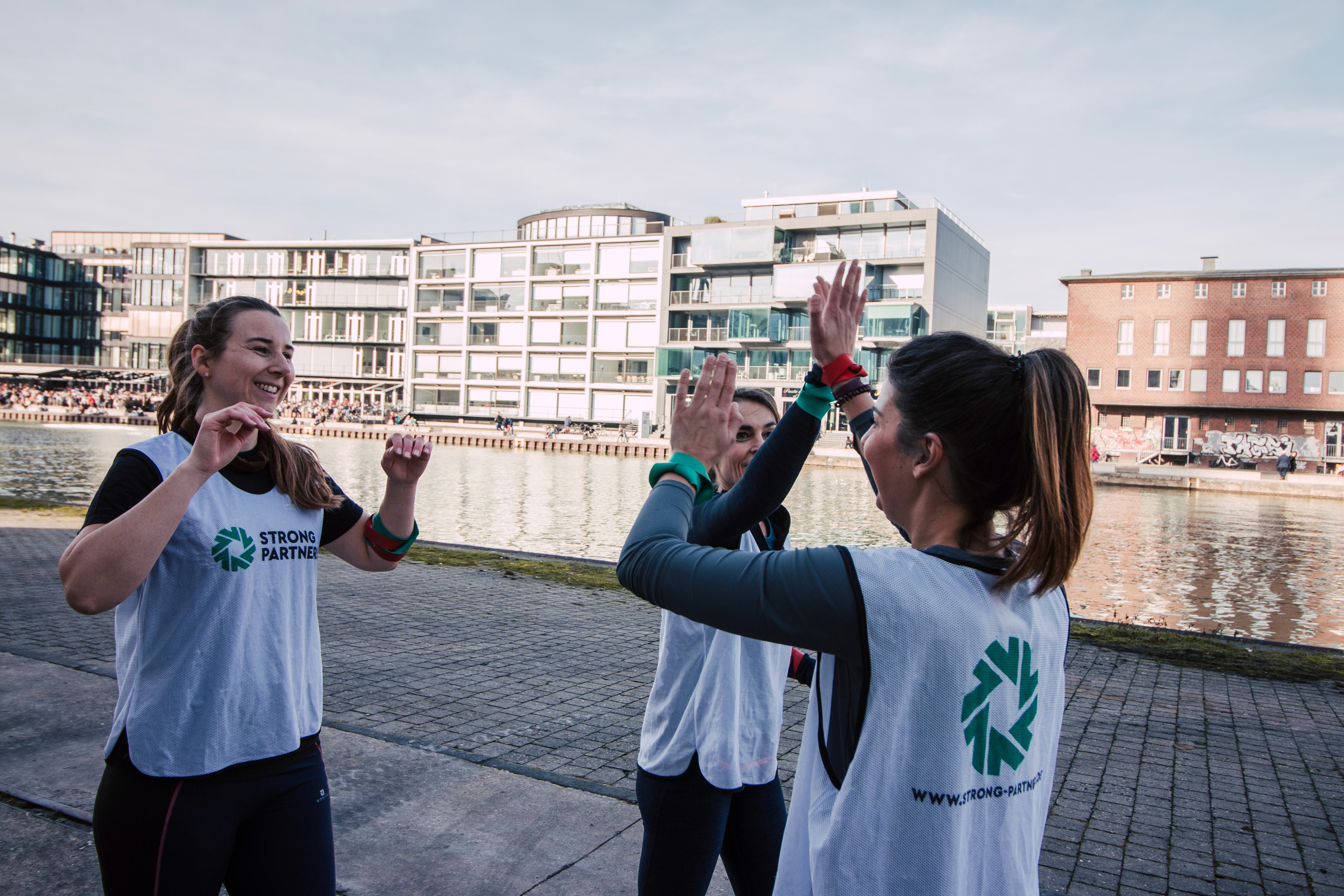 Zufriedene Mitarbeitende bei einem BGM-Format